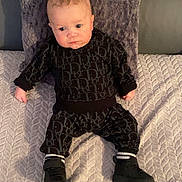 Kenzo a rejoint le concours — aidez-le/la à gagner de superbes lots ! baby, infant, child, blanket, pillow, clothing, black_shoes, socks, bed, texture, portrait, indoor, cute, fashion, infant_clothing, person, young_child, sitting, looking, soft