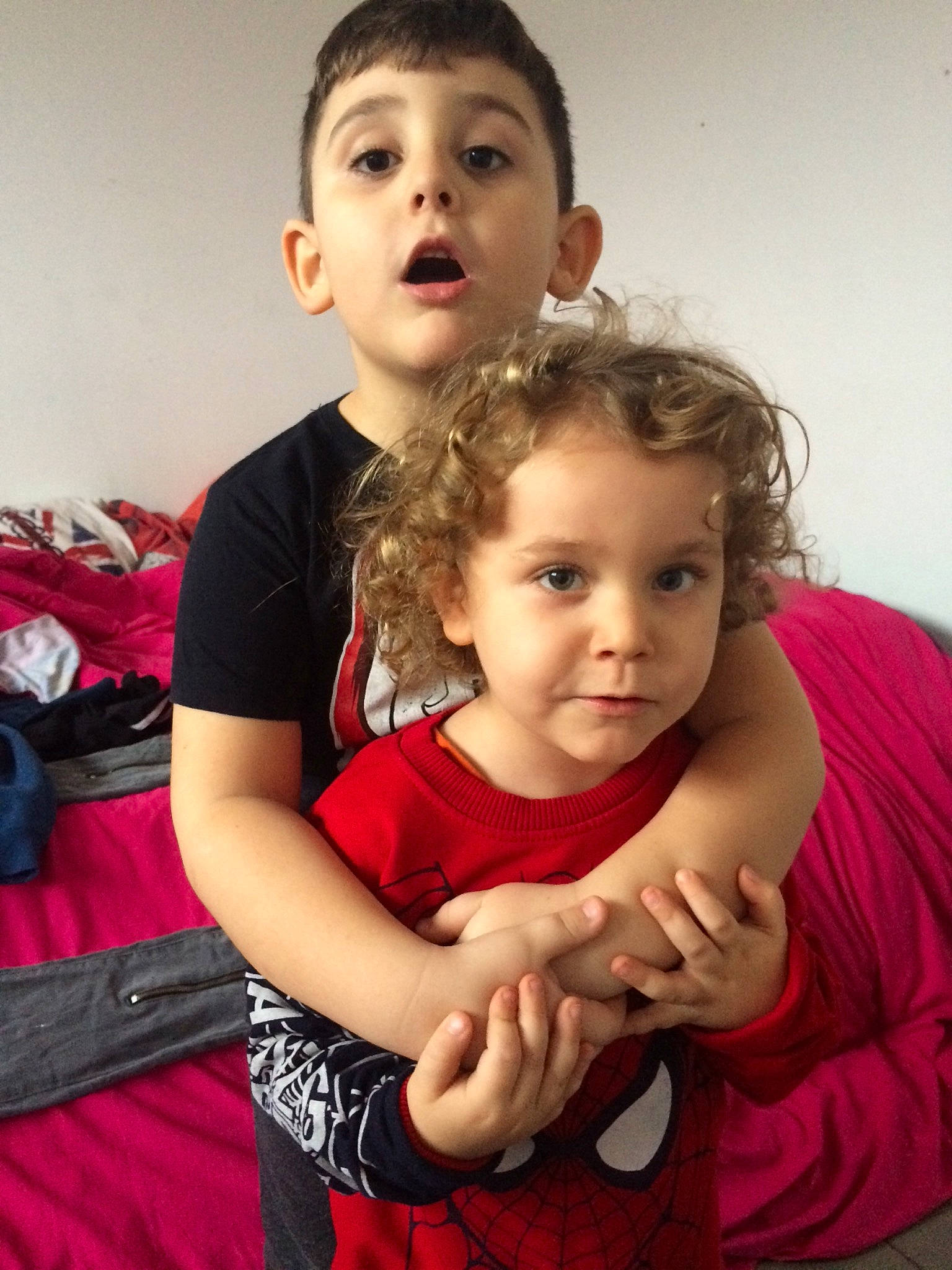 Sezgin participe au concours pour gagner de l'argent avec cette photo : arm, cheek, child, daughter, finger, fun, gesture, happy, person, sibling, sitting, smile, surprise, thumb, toddler