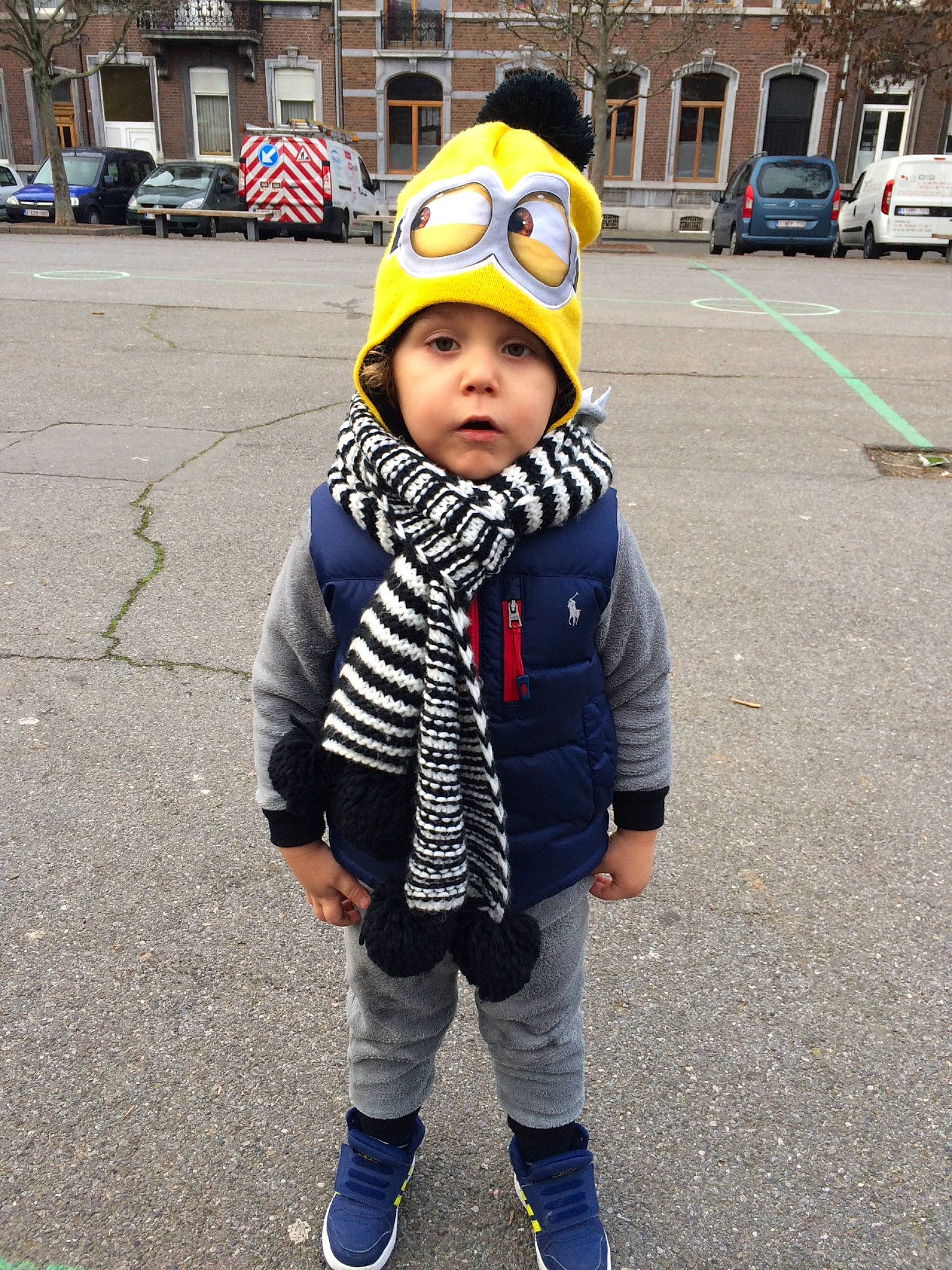 Deniz participe au concours pour gagner de l'argent avec cette photo : baby, child, cool, costume, denim, footwear, headgear, headwear, helmet, jacket, jeans, outerwear, person, personal_protective_equipment, plant, shoe, street_fashion, toddler, tree, trousers