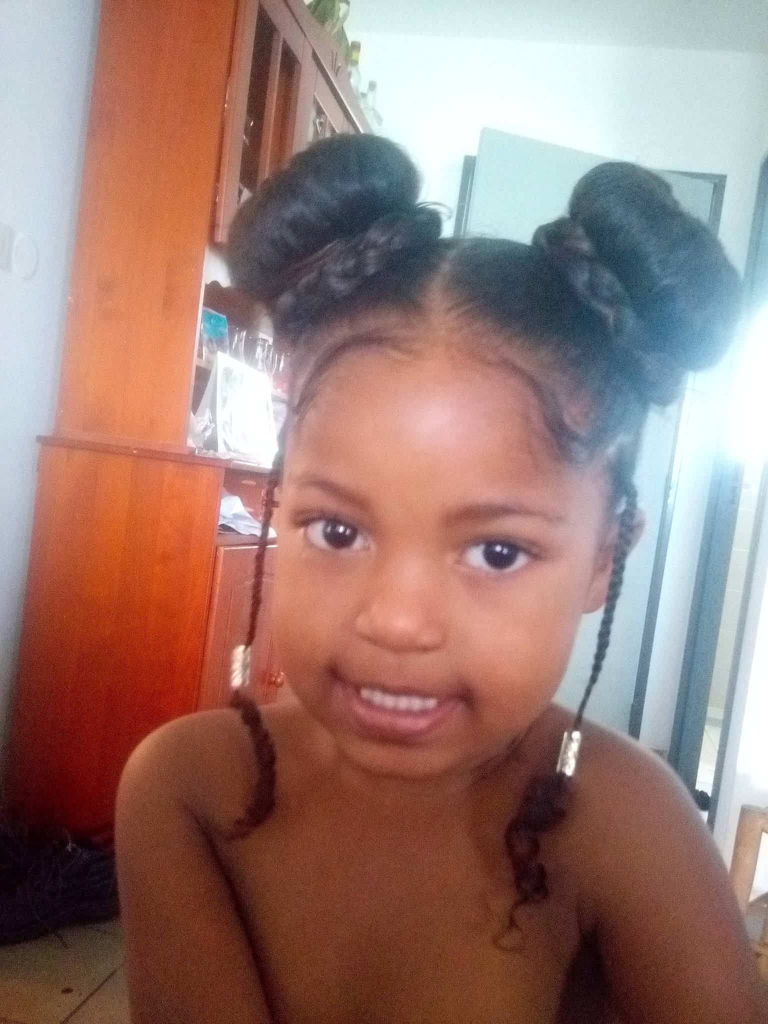 Ayanncy participe au concours pour gagner de l'argent avec cette photo : beauty, black_hair, ear, eyebrow, face, forehead, hair, hairstyle, head, long_hair, nose, person, photography, selfie, smile