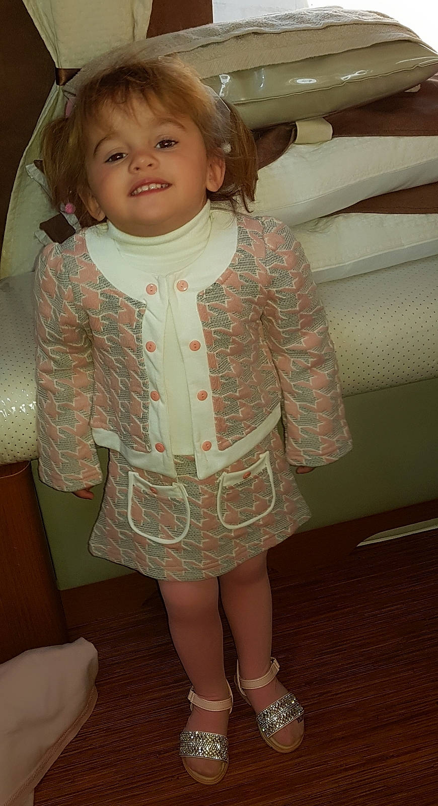 Shaylis a rejoint le concours — aidez-le/la à gagner de superbes lots ! child, joy, leg, outerwear, person, standing, toddler