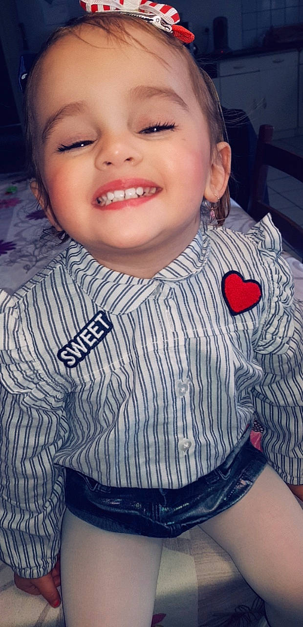 Shaylis participe au concours pour gagner de l'argent avec cette photo : baby, cheek, child, child_model, chin, cool, face, facial_expression, forehead, happy, head, joy, laugh, lip, nose, organ, outerwear, person, skin, sleeve