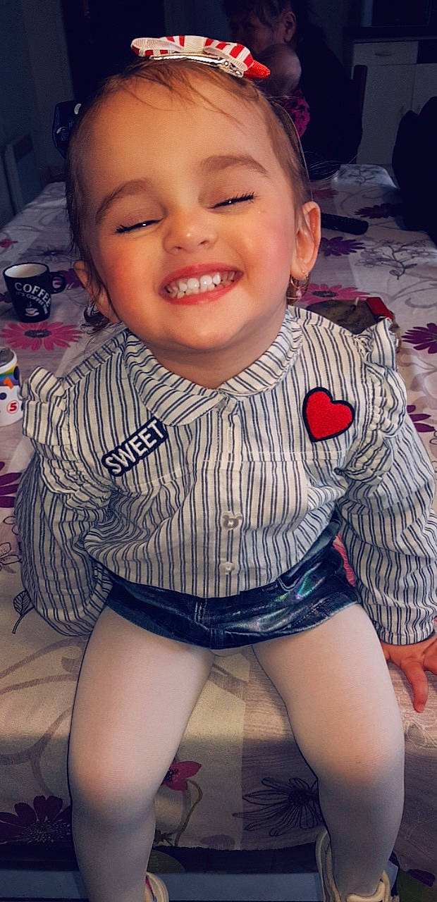 Shaylis participe au concours pour gagner de l'argent avec cette photo : arm, baby, cheek, child, chin, cool, eye, face, facial_expression, fun, head, joy, leg, lip, nose, organ, person, sitting, skin, smile