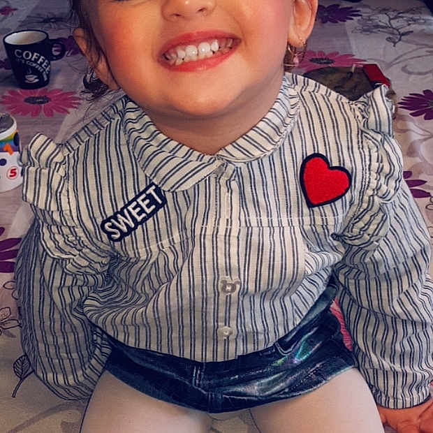 Shaylis participe au concours pour gagner de l'argent avec cette photo : arm, baby, cheek, child, chin, cool, eye, face, facial_expression, fun, head, joy, leg, lip, nose, organ, person, sitting, skin, smile