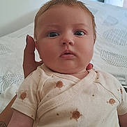 Jade participe au concours pour gagner de l'argent avec cette photo : baby, bed, blanket, child, clothing, curly_hair, cute, eyes, face, hand, holding, indoor, infant, newborn, onesie, person, portrait, skin, soft_lighting, turtle_pattern