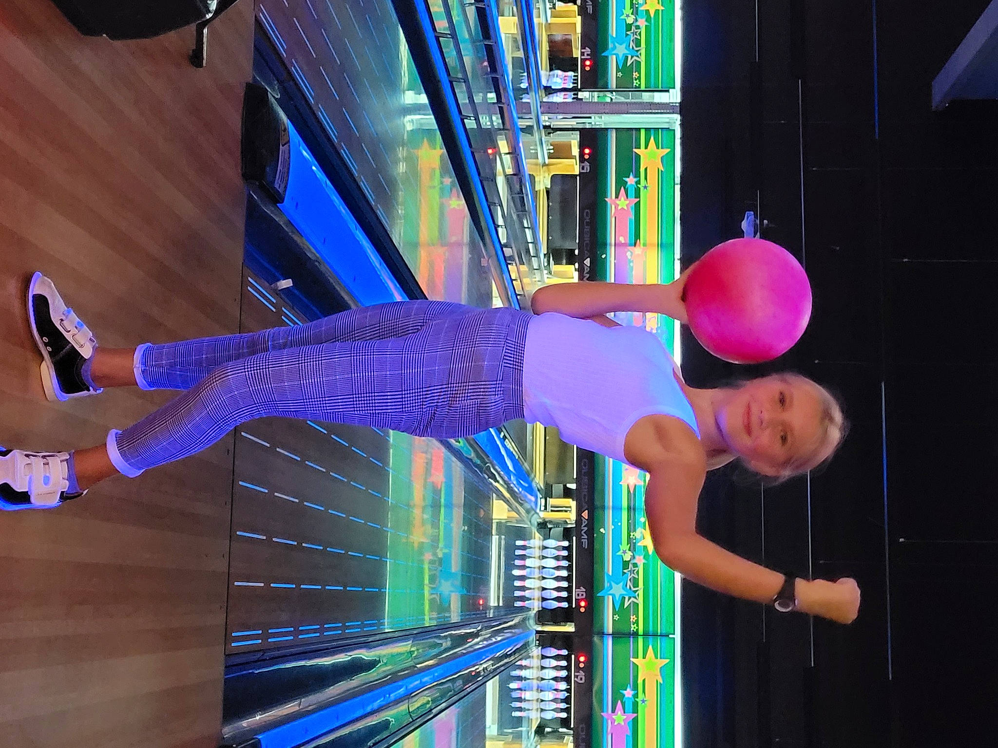 Chloé a rejoint le concours — aidez-le/la à gagner de superbes lots ! ball, door, electric_blue, entertainment, event, fun, human_leg, indoor_games_and_sports, joy, leisure, lighting, machine, magenta, performance, performance_art, performing_arts, person, purple, room, sportswear