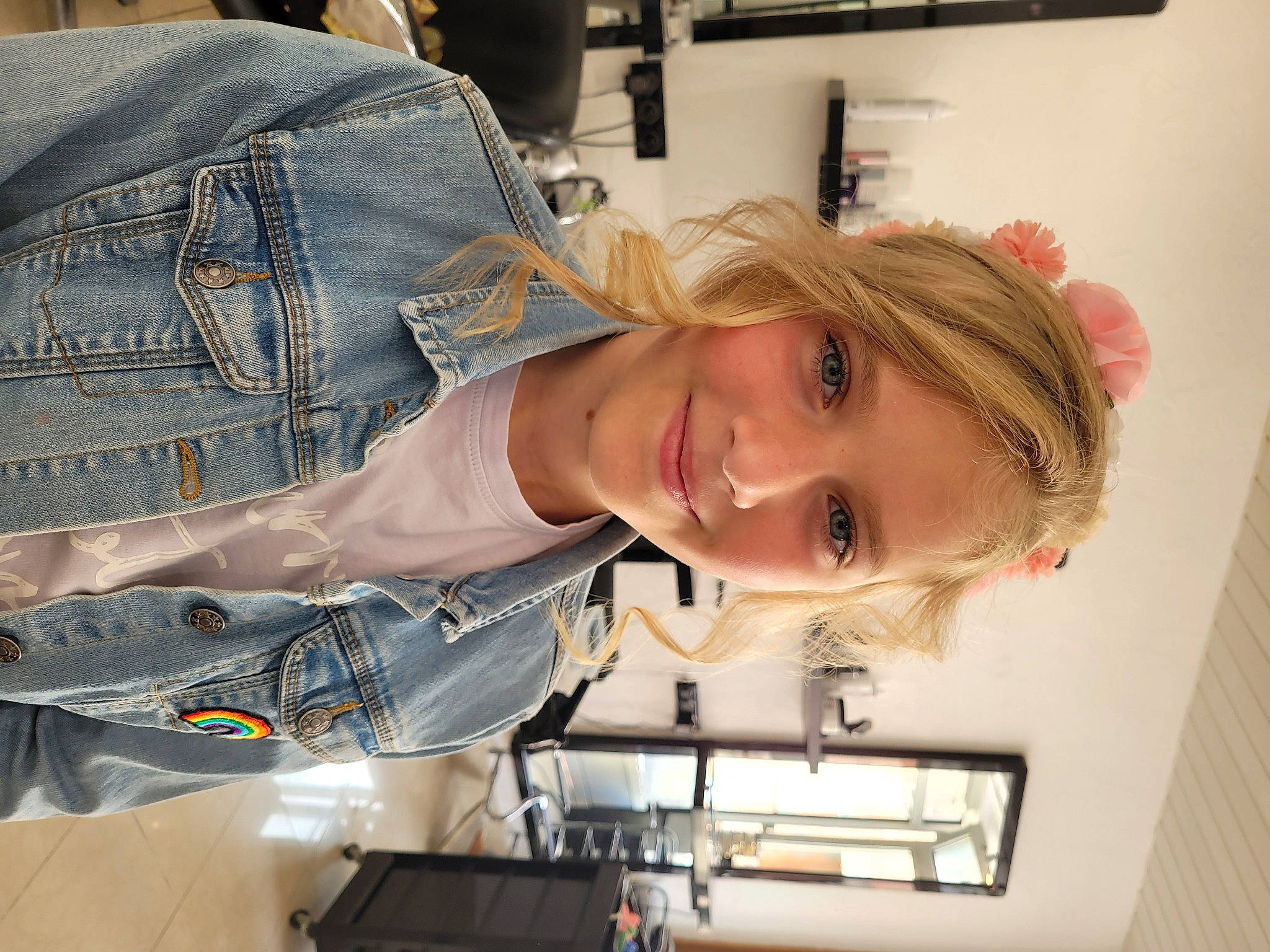 Chloé a rejoint le concours — aidez-le/la à gagner de superbes lots ! abdomen, blond, clothing, denim, elbow, eye, eyelash, face, fashion_design, hairstyle, human_leg, joy, machine, pattern, person, pocket, shoulder, sleeve, smile, t_shirt