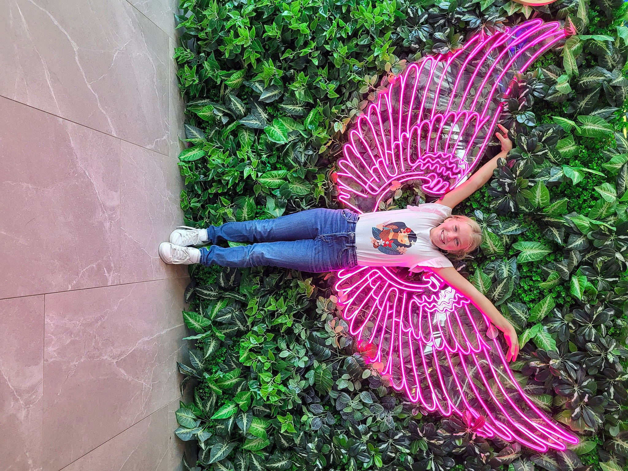 Chloé a rejoint le concours — aidez-le/la à gagner de superbes lots ! art, dress, entertainment, event, fashion_accessory, garden, grass, human_body, joy, leisure, magenta, organism, people_in_nature, performance_art, performing_arts, person, pink, plant, purple, shrub