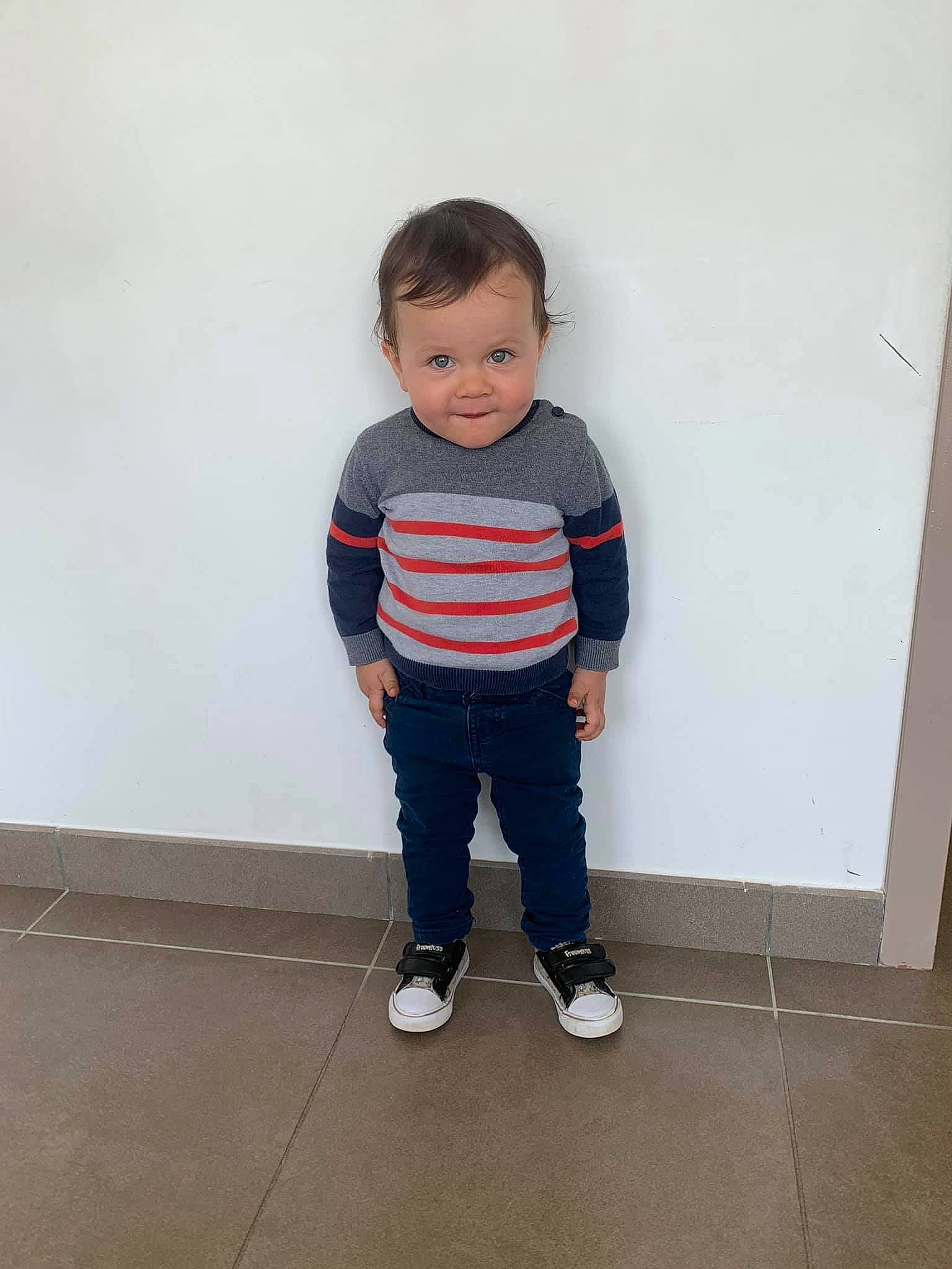Lorenzo a rejoint le concours — aidez-le/la à gagner de superbes lots ! child, floor, flooring, leg, person, shoe, skin, smile, standing, t_shirt, toddler, vacation