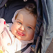 Lynda a rejoint le concours — aidez-le/la à gagner de superbes lots ! baby, infant, child, stroller, car_seat, face, tongue, smile, cheeks, eyes, eyelashes, jacket, coat, hood, sunlight, shadow, buckle, strap, portrait, outdoor