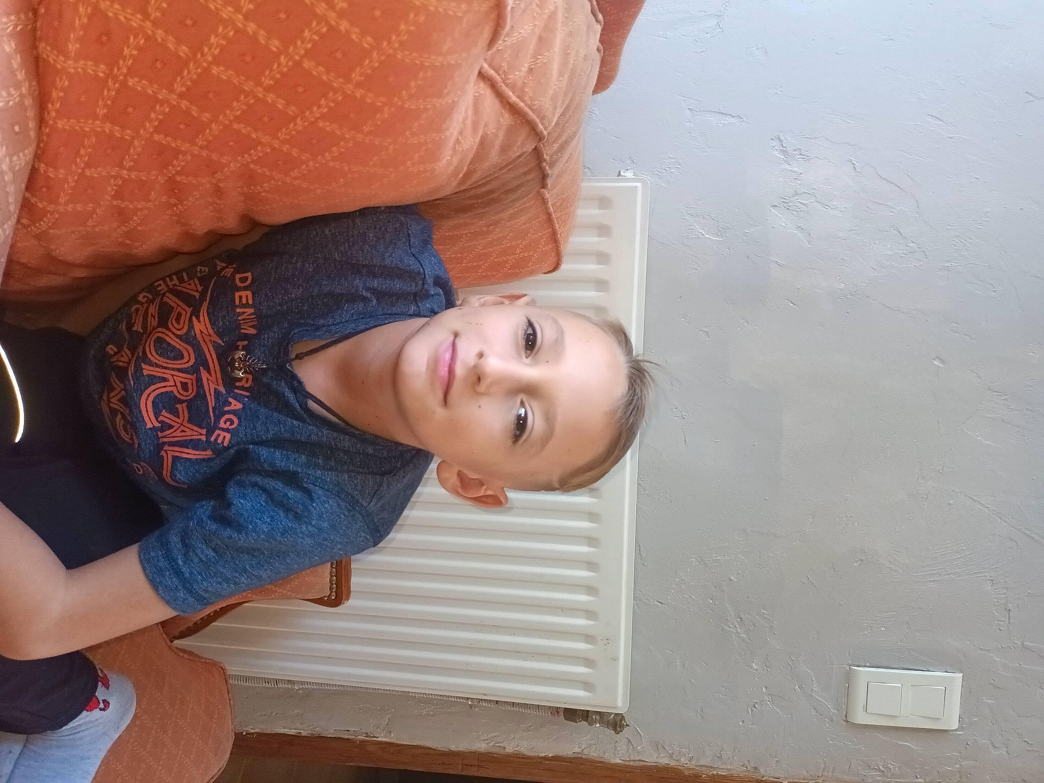 Theo a rejoint le concours — aidez-le/la à gagner de superbes lots ! child, chin, comfort, elbow, facial_expression, finger, fun, happy, headgear, joy, leisure, mouth, neck, nose, person, shoulder, skin, sleeve, smile, thigh