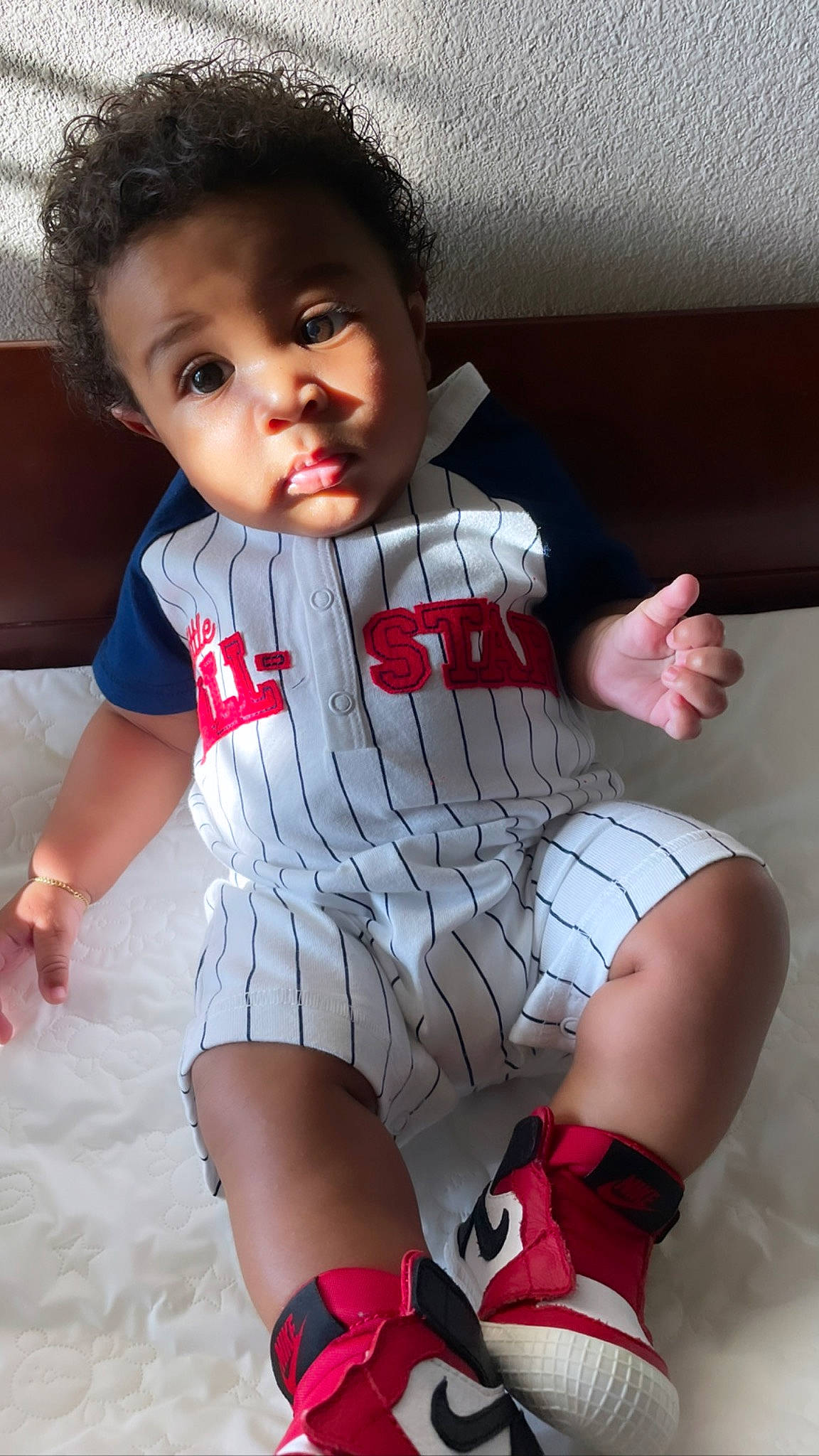 Alonzo is registered to the contest to win money with this photo: arm, baby_toddler_clothing, finger, flash_photography, gesture, hairstyle, hand, happy, human_body, joint, knee, leg, muscle, neck, person, pink, red, shoulder, skin, sleeve