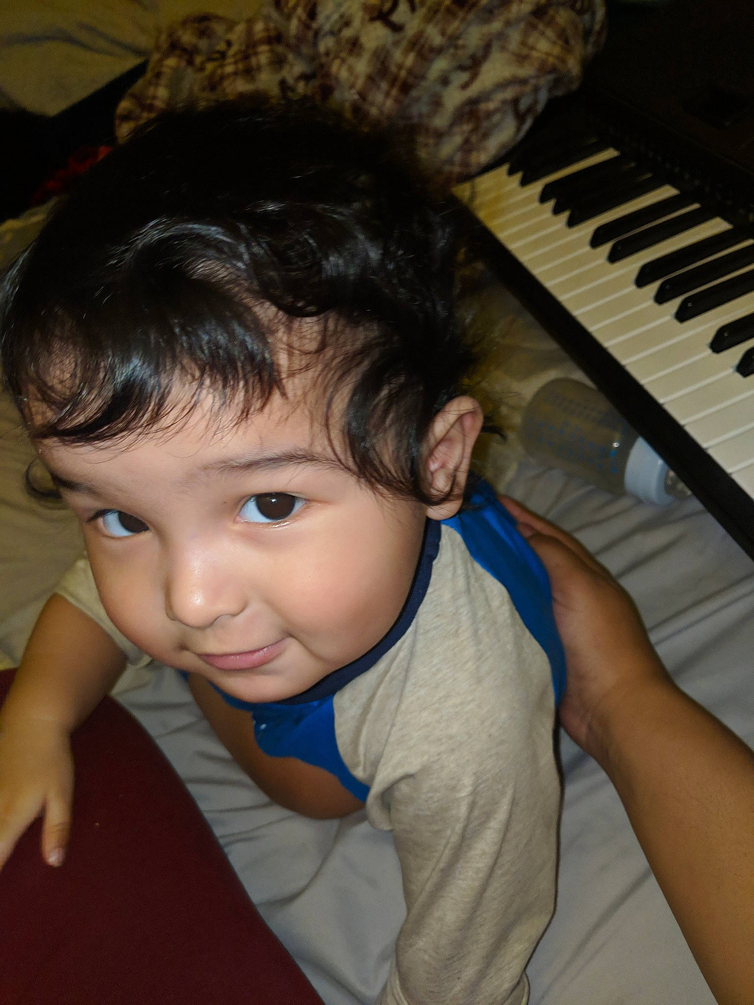 Osiris is registered to the contest to win money with this photo: black_hair, child, cool, electronic_device, electronic_instrument, eye, fun, hair, hairstyle, keyboard, musical_instrument, musical_keyboard, musician, organ, person, pianist, piano, skin, smile, technology