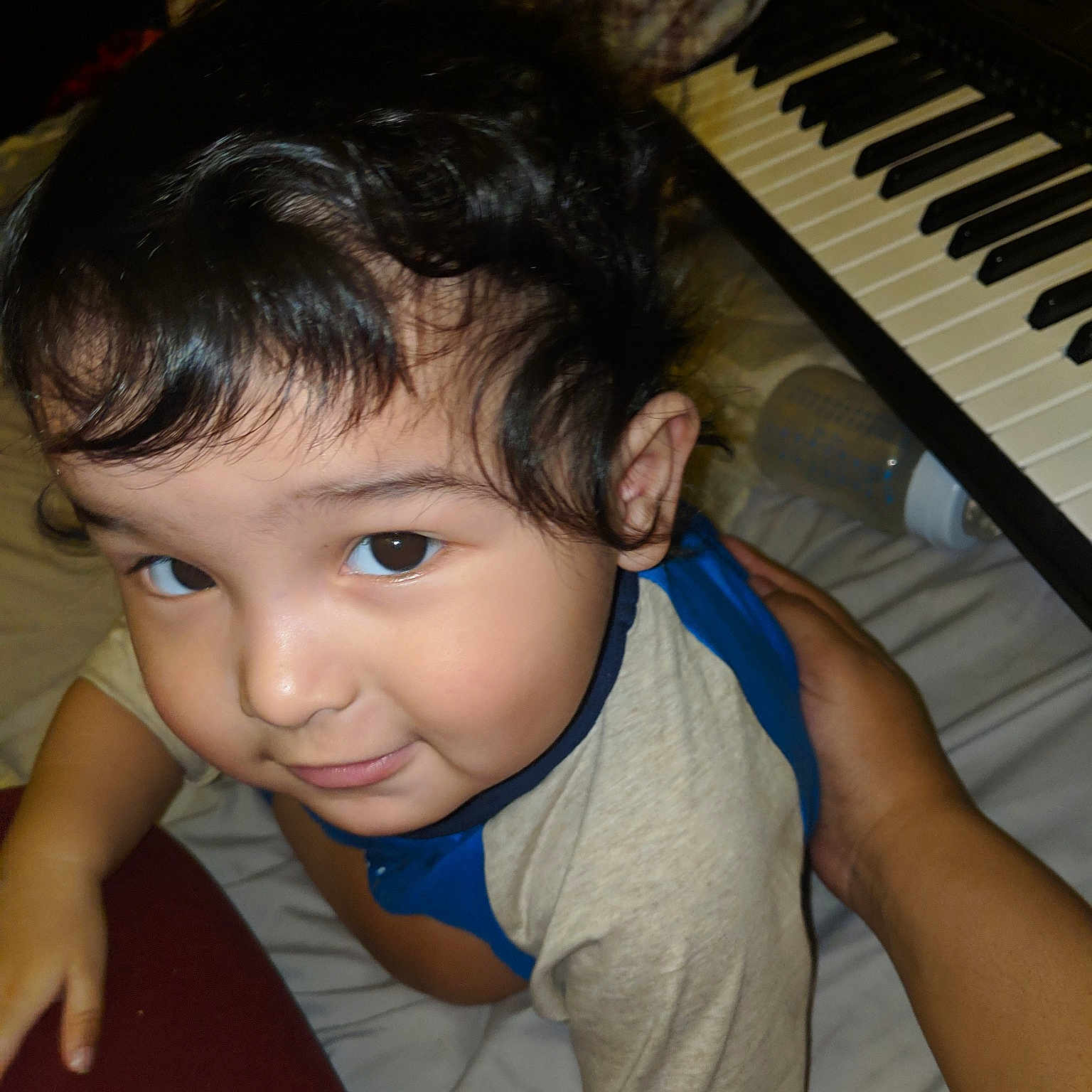 Osiris is registered to the contest to win money with this photo: black_hair, child, cool, electronic_device, electronic_instrument, eye, fun, hair, hairstyle, keyboard, musical_instrument, musical_keyboard, musician, organ, person, pianist, piano, skin, smile, technology