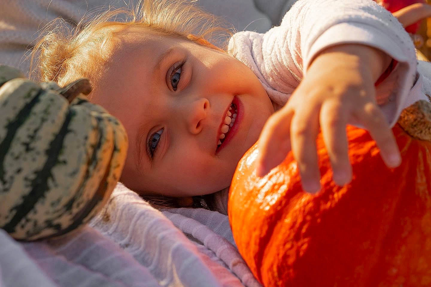 Kelya a rejoint le concours — aidez-le/la à gagner de superbes lots ! calabaza, cucurbita, eye, finger, flash_photography, fruit, gourd, hand, happy, head, headwear, joy, natural_foods, nose, people, person, plant, pumpkin, smile, squash