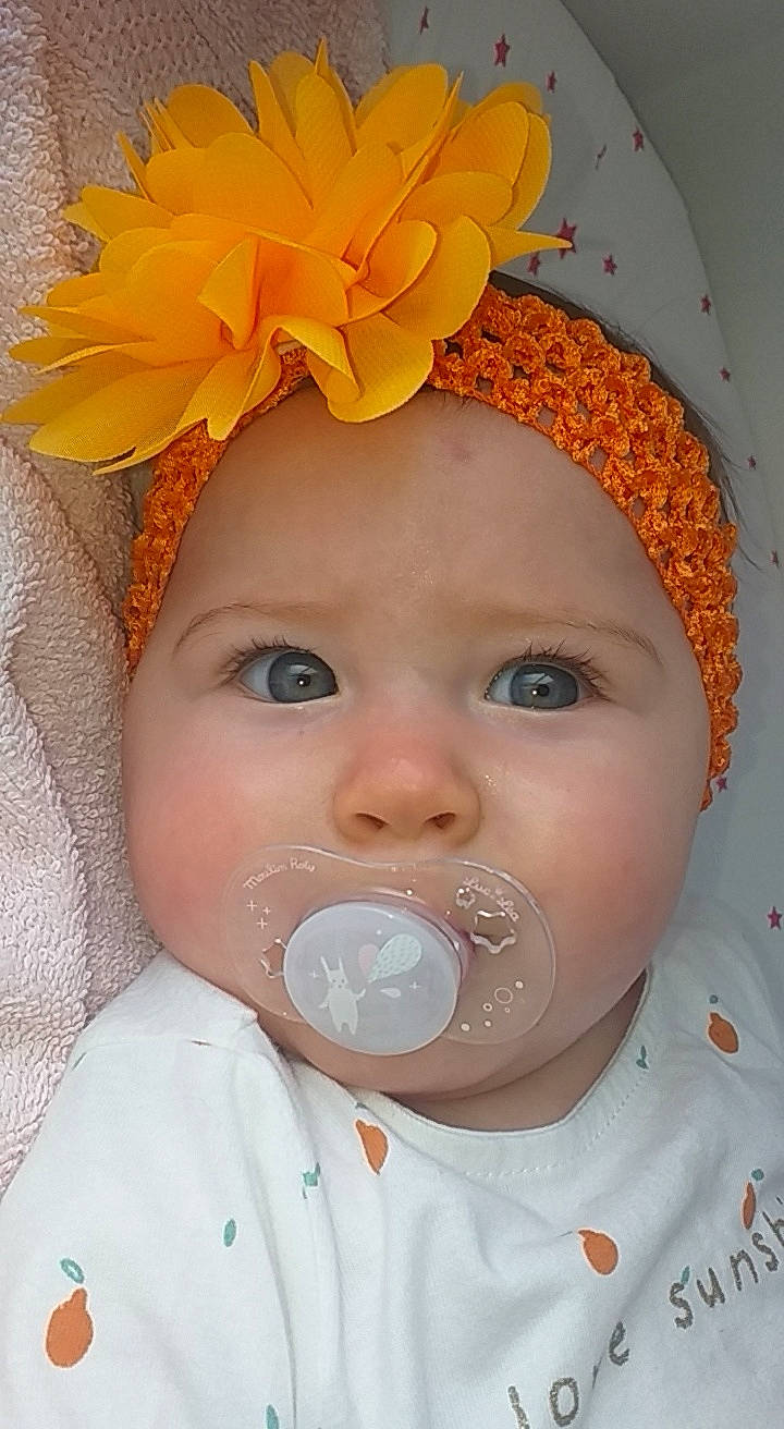 Catalina a rejoint le concours — aidez-le/la à gagner de superbes lots ! baby, baby_toddler_clothing, cap, cheek, child, drinkware, eye, face, happy, head, headgear, headwear, iris, nose, organ, person, petal, plant, skin, tableware