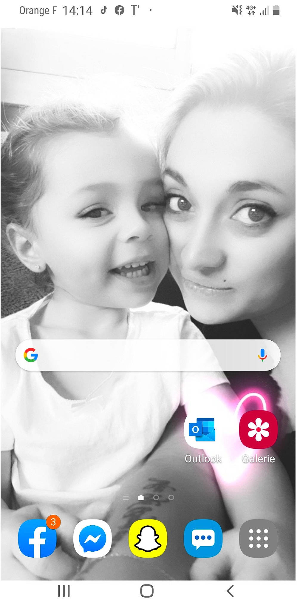 Saona participe au concours pour gagner de l'argent avec cette photo : child, colorfulness, communication_device, electronic_device, face, ipad, person, photography, photomontage, product, screenshot, selfie, smile, technology, text, toddler