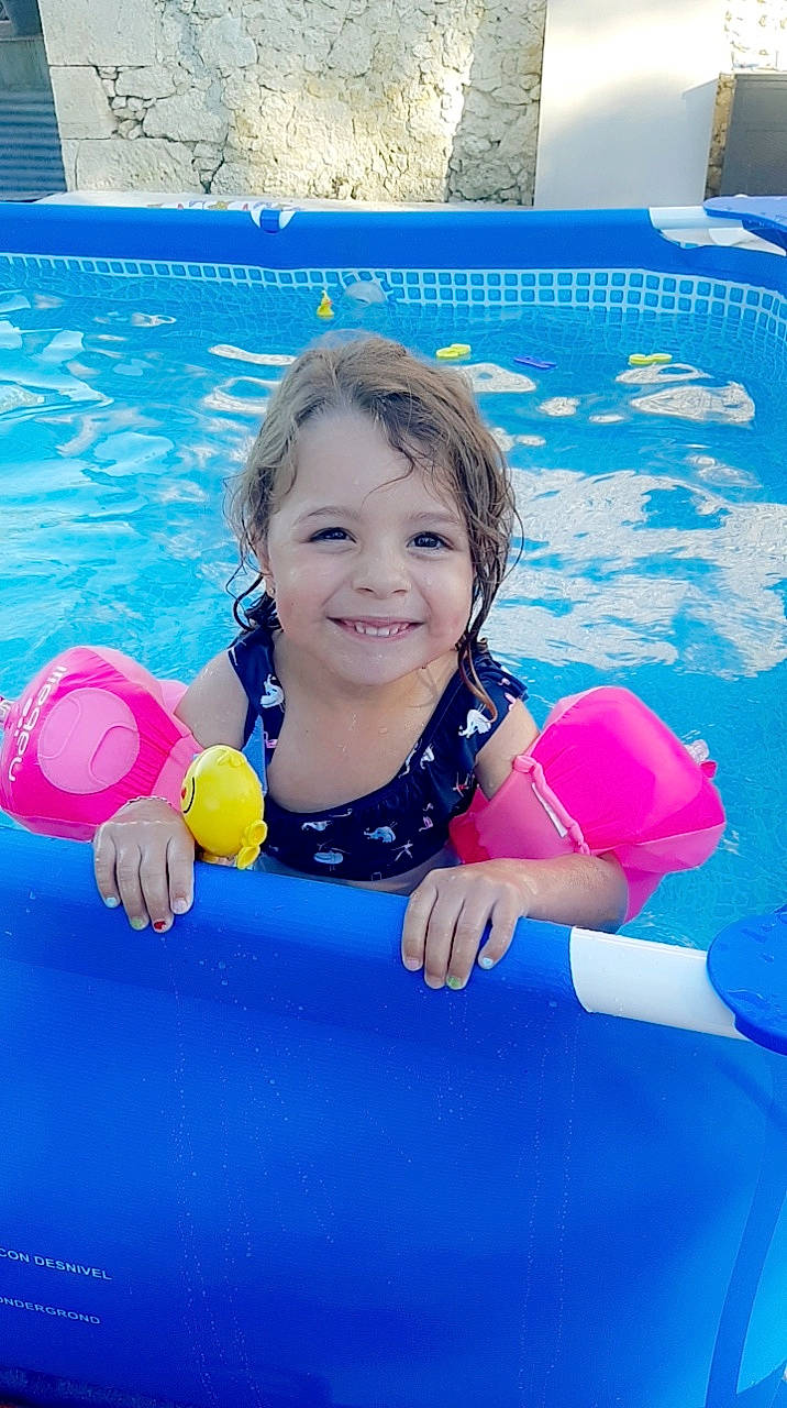Saona participe au concours pour gagner de l'argent avec cette photo : baby, baby_float, child, fun, games, happy, joy, leisure, leisure_centre, person, play, pool, product, recreation, smile, summer, swimming, swimming_pool, toddler, vacation