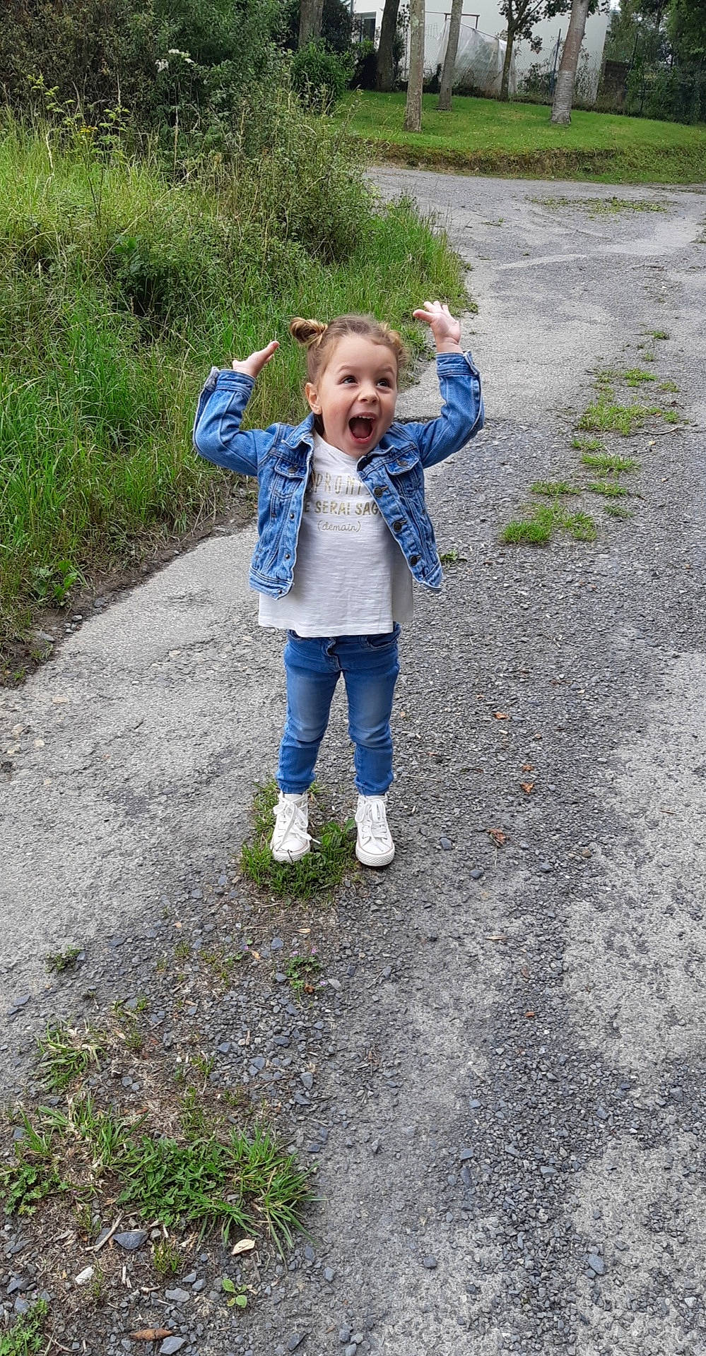 Saona a rejoint le concours — aidez-le/la à gagner de superbes lots ! child, denim, grass, outerwear, person, play, surprise, toddler