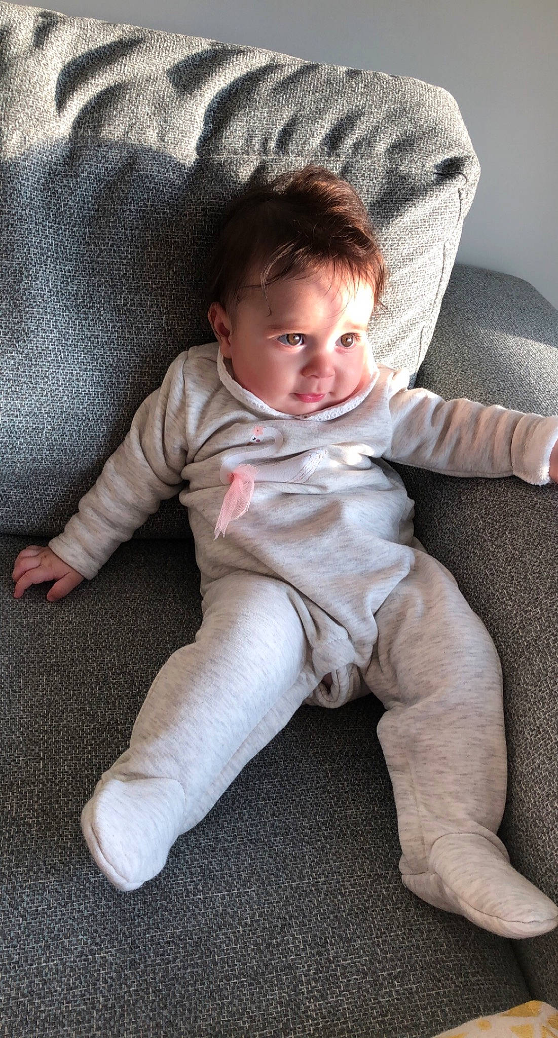 Amelya a rejoint le concours — aidez-le/la à gagner de superbes lots ! arm, baby, baby_toddler_clothing, cheek, comfort, elbow, eye, flash_photography, flooring, fur, grass, happy, head, human_body, human_leg, nose, person, sitting, sleeve, smile