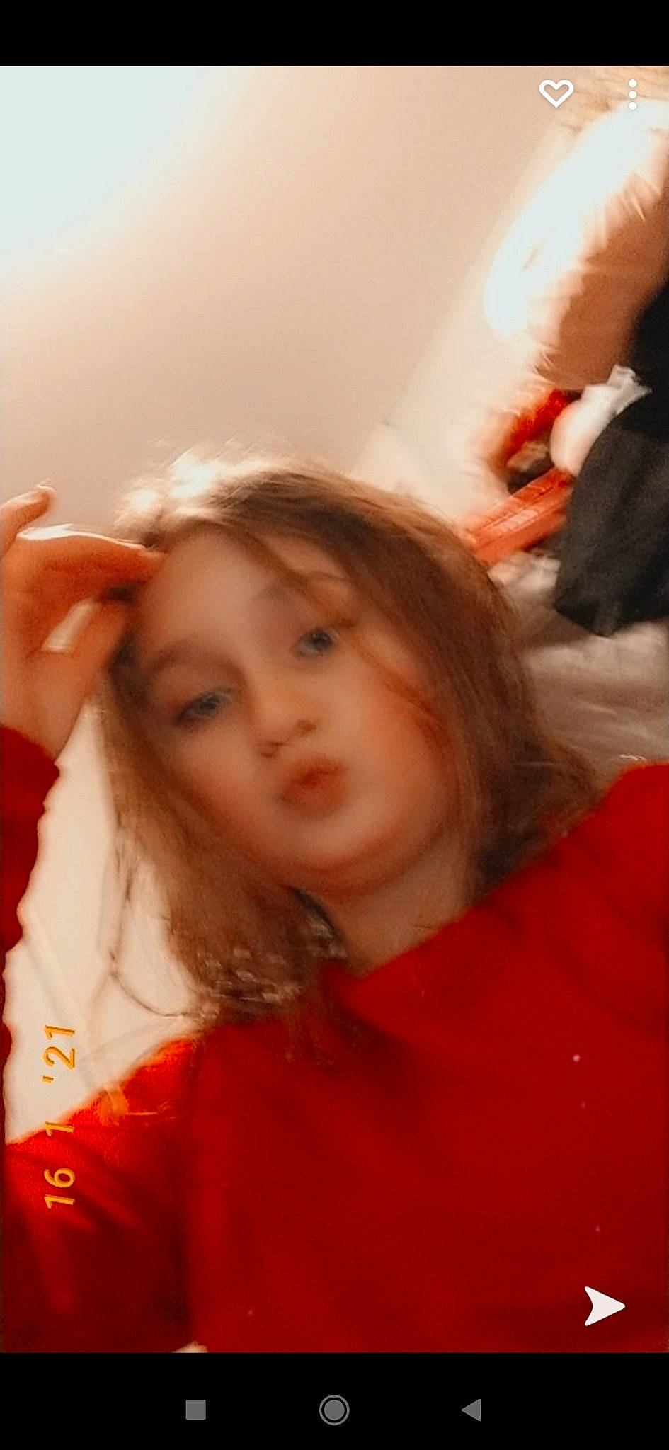 Flora participe au concours pour gagner de l'argent avec cette photo : blond, cheek, ear, eyebrow, eyelash, finger, fun, gesture, happy, iris, lip, long_hair, mouth, neck, nose, orange, person, selfie, shoulder, skin