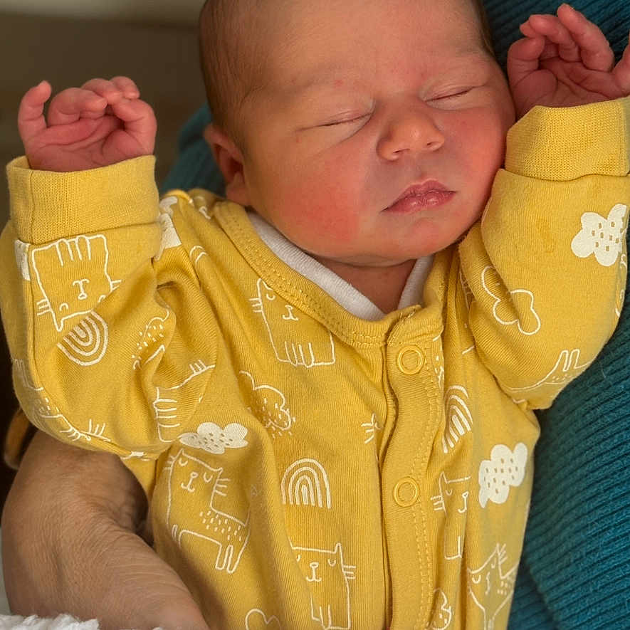 Alma a rejoint le concours — aidez-le/la à gagner de superbes lots ! baby, blanket, cat_print, child, close_up, cozy, cute, hand, human, infant, newborn, peaceful, portrait, rainbow_print, resting, sleeping, sweater, teal, white_blanket, yellow_onesie