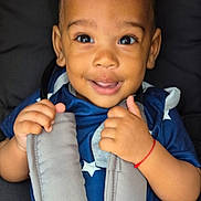 Jehlany a rejoint le concours — aidez-le/la à gagner de superbes lots ! toddler, child, smiling, face, hands, car_seat, harness, blue_clothing, stars_pattern, baby, cute, portrait, young_child, happy, seatbelt, infant, closeup, person, sitting, indoors