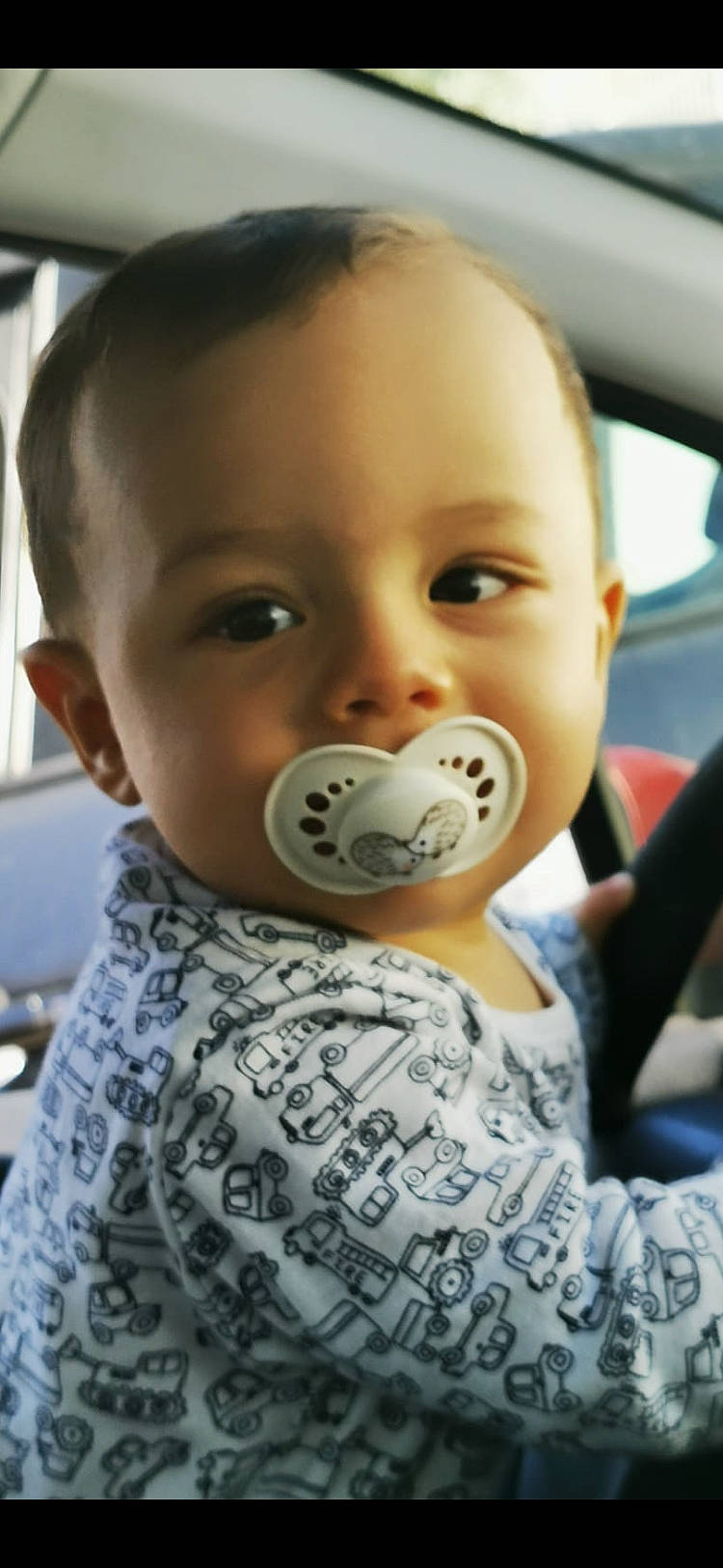 Yûnus participe au concours pour gagner de l'argent avec cette photo : baby, baby_toddler_clothing, cheek, child, driving, eyelash, facial_expression, family_car, fun, happy, nose, person, rear_view_mirror, skin, sleeve, smile, steering_wheel, t_shirt, toddler, vehicle_door