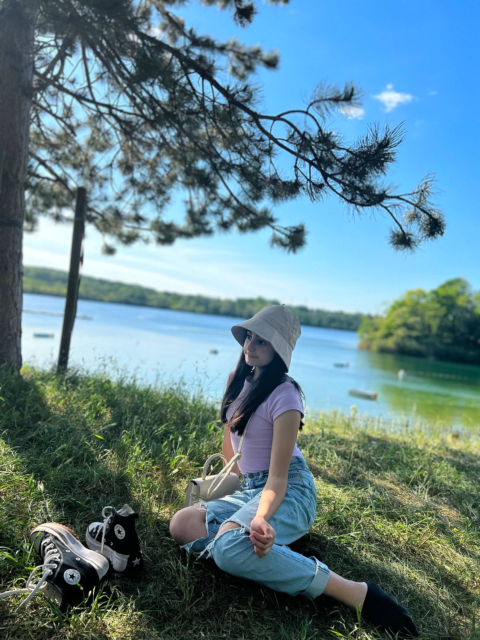 Ceylin participe au concours pour gagner de l'argent avec cette photo : grass, happy, hat, headwear, lake, leaf, leg, leisure, luggage_and_bags, nature, outdoor_recreation, people_in_nature, person, plant, shoe, sky, sneakers, sun_hat, sunlight, travel
