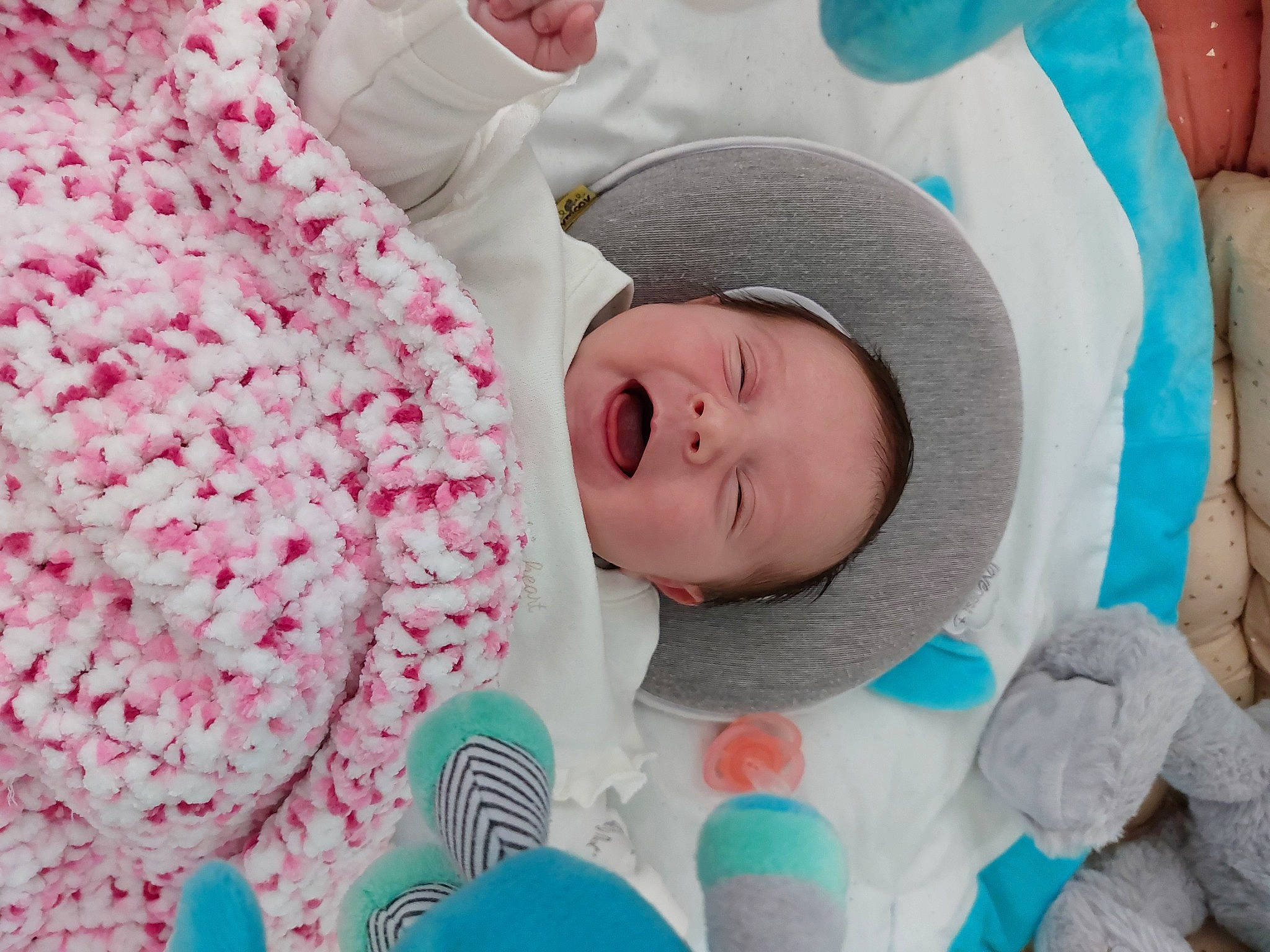 Rose participe au concours pour gagner de l'argent avec cette photo : baby, baby_products, baby_safety, baby_sleeping, baby_toddler_clothing, blanket, cheek, child, comfort, event, happy, linens, pattern, person, petal, pink, room, skin, smile, textile