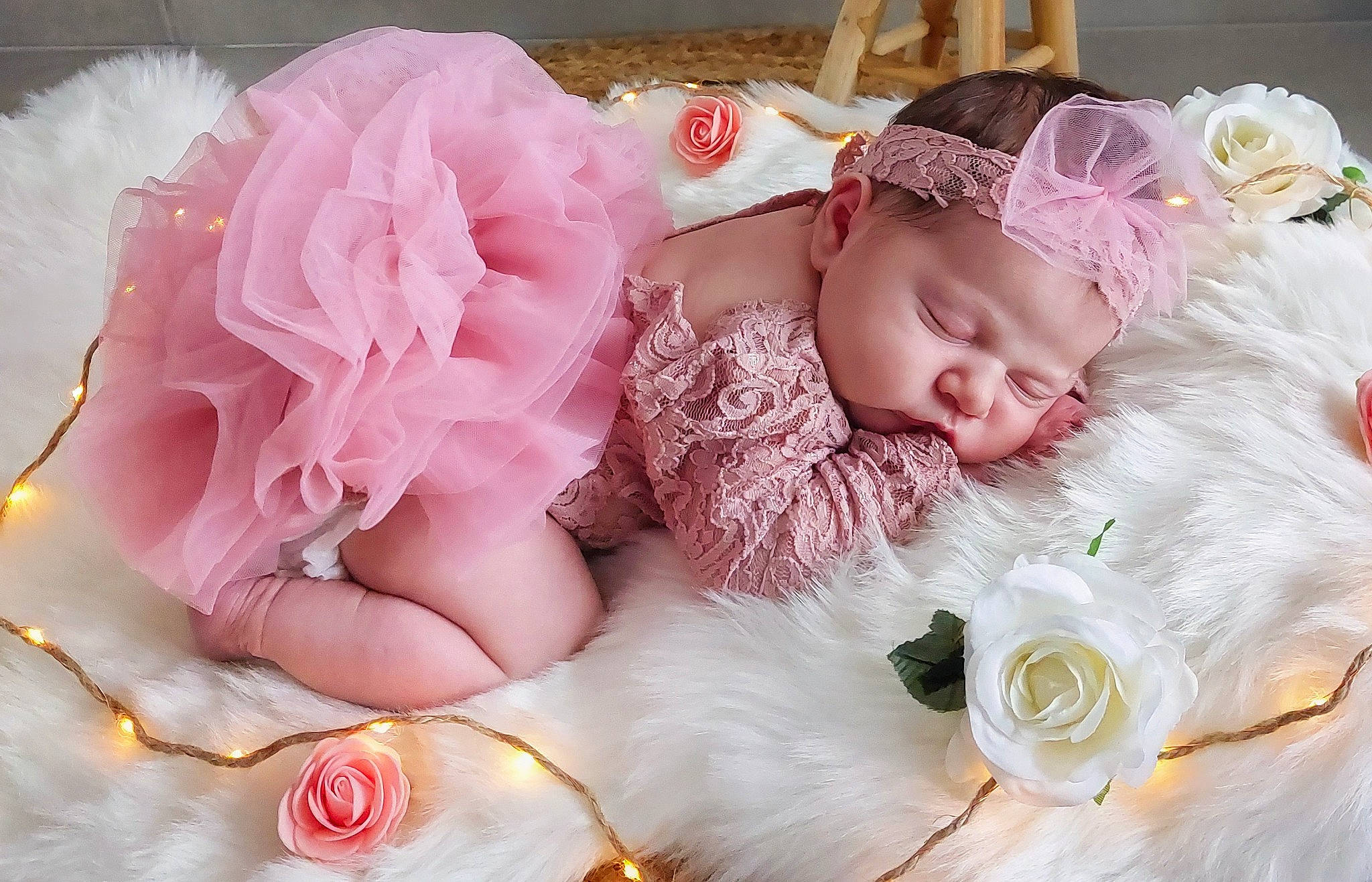 Rose participe au concours pour gagner de l'argent avec cette photo : baby, baby_sleeping, baby_toddler_clothing, child, comfort, cut_flowers, dress, embellishment, fashion_accessory, hair_accessory, headband, headgear, headpiece, headwear, linens, peach, person, petal, pink, rose