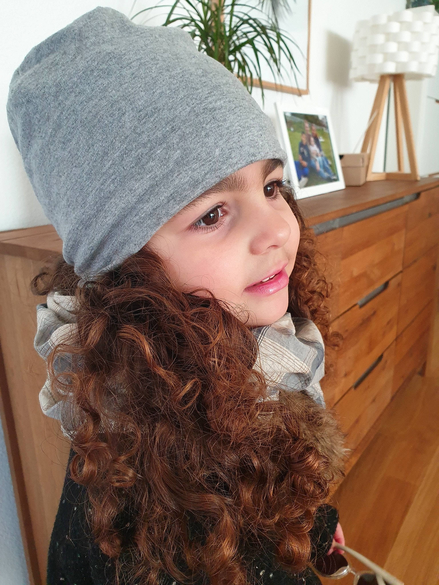 Marie-louise a rejoint le concours — aidez-le/la à gagner de superbes lots ! beanie, beige, beret, bonnet, brown_hair, cap, clothing, crochet, ear, fashion_accessory, fur, hair, hat, headgear, knit_cap, knitting, long_hair, neck, person, wool