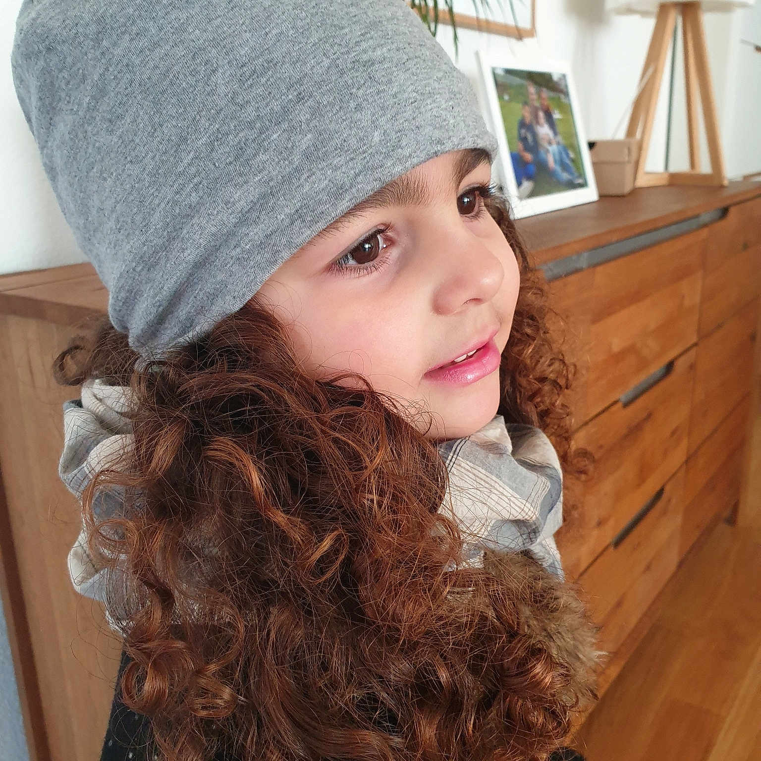 Marie-louise a rejoint le concours — aidez-le/la à gagner de superbes lots ! beanie, beige, beret, bonnet, brown_hair, cap, clothing, crochet, ear, fashion_accessory, fur, hair, hat, headgear, knit_cap, knitting, long_hair, neck, person, wool
