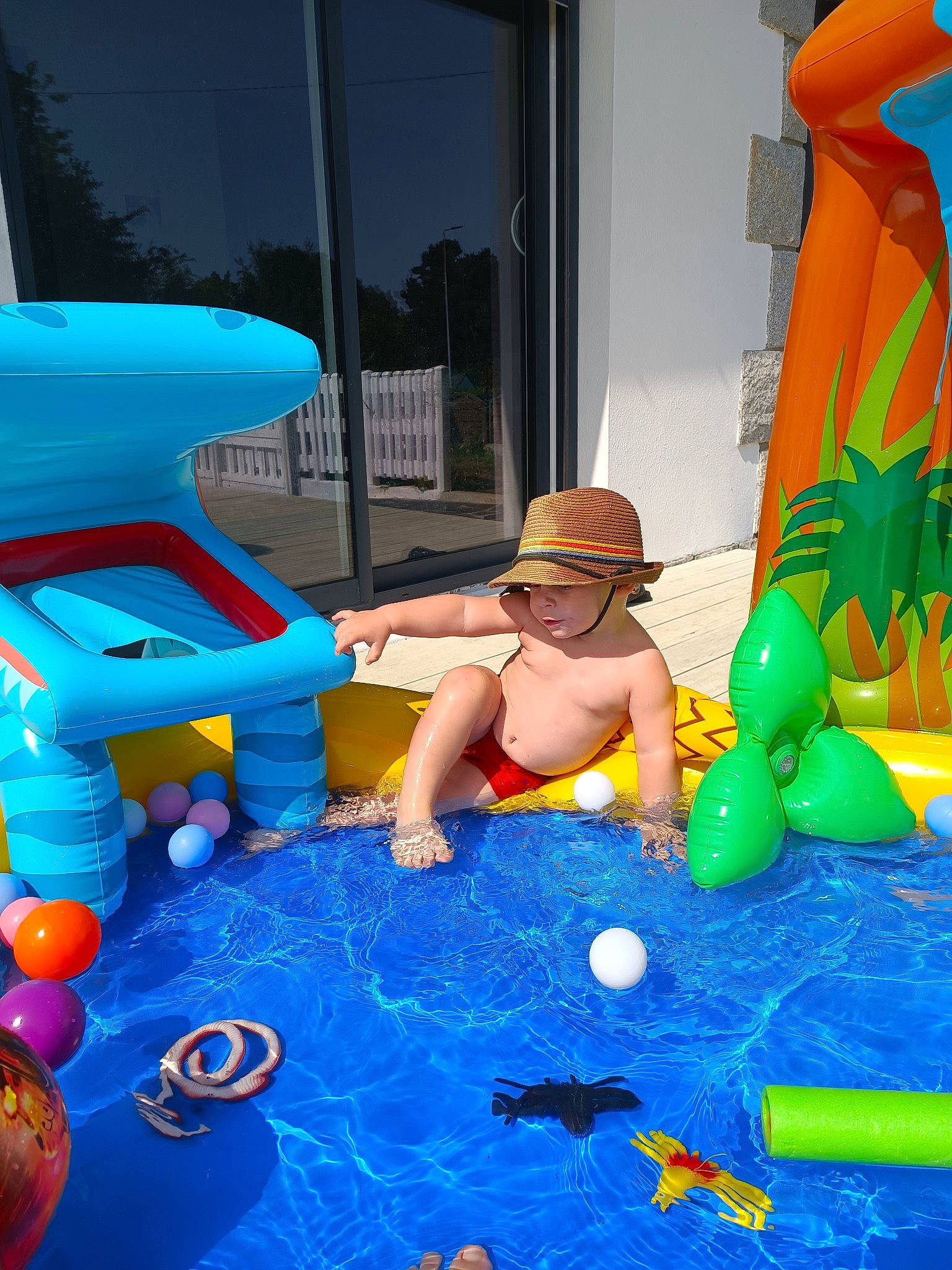 Jax participe au concours pour gagner de l'argent avec cette photo : aqua, azure, blue, cap, electric_blue, fun, games, green, hat, headwear, inflatable, leisure, party_supply, person, photograph, recreation, shorts, snapshot, sun_hat, swimming_pool