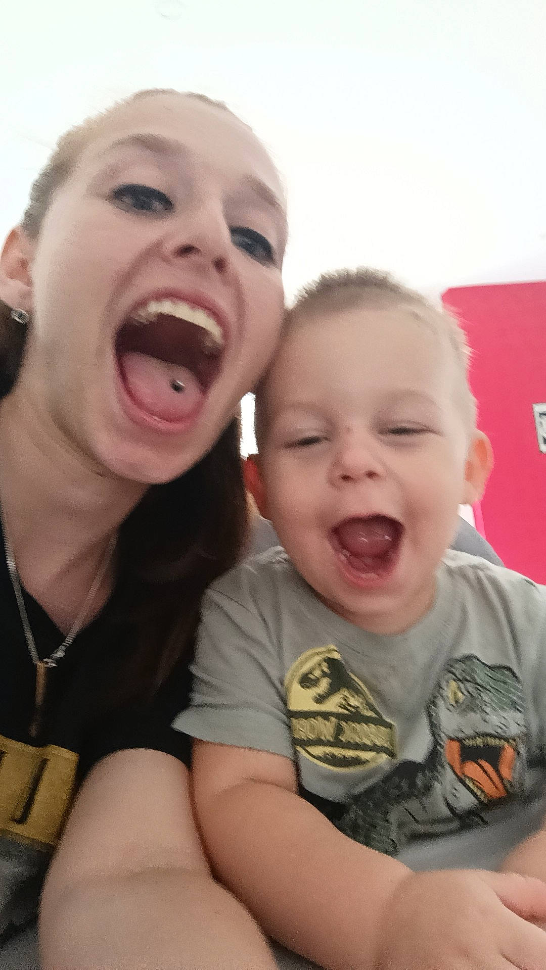 Jax participe au concours pour gagner de l'argent avec cette photo : arm, cheek, chin, eye, facial_expression, finger, gesture, happy, human_body, iris, jaw, lip, mouth, neck, nose, person, skin, sky, sleeve, smile