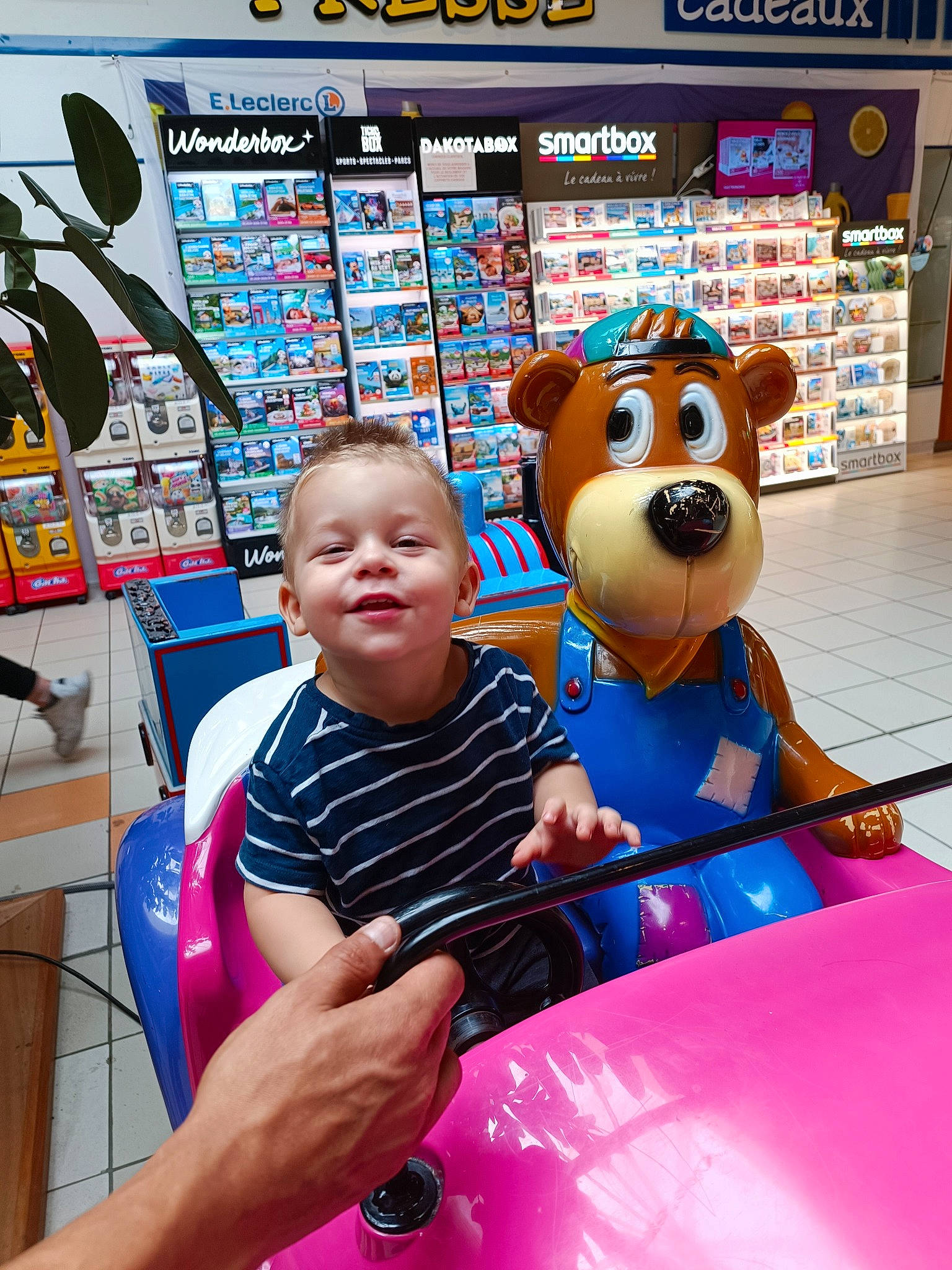 Jax participe au concours pour gagner de l'argent avec cette photo : amusement_park, automotive_design, child, event, fun, games, happy, inflatable, joy, leisure, magenta, motor_vehicle, person, play, recreation, shirt, smile, t_shirt, toddler, travel