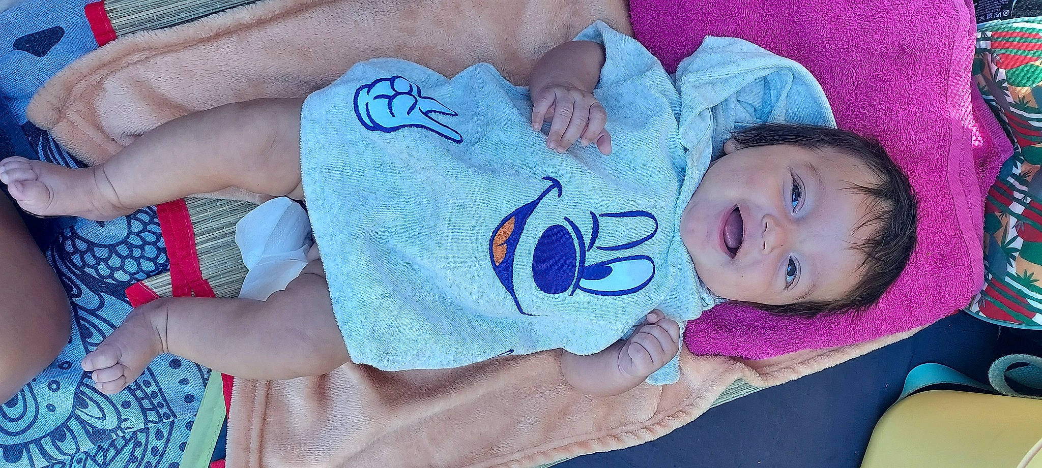 Gianni participe au concours pour gagner de l'argent avec cette photo : arm, azure, baby_toddler_clothing, blue, cheek, eye, face, facial_expression, hand, head, lip, mouth, nose, organ, person, product, skin, sleeve, smile, textile