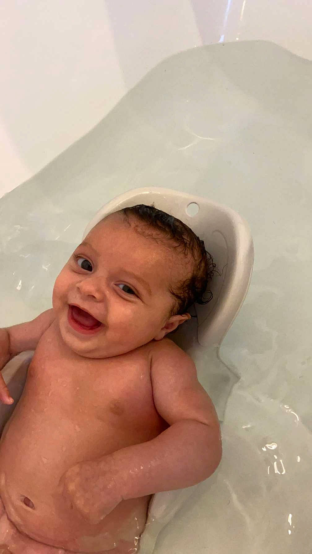 Kenzo a rejoint le concours — aidez-le/la à gagner de superbes lots ! arm, baby, baby_bathing, bathing, bathroom, bathtub, cheek, chest, eyelash, face, finger, fluid, happy, human_body, jaw, lip, person, skin, smile, toddler