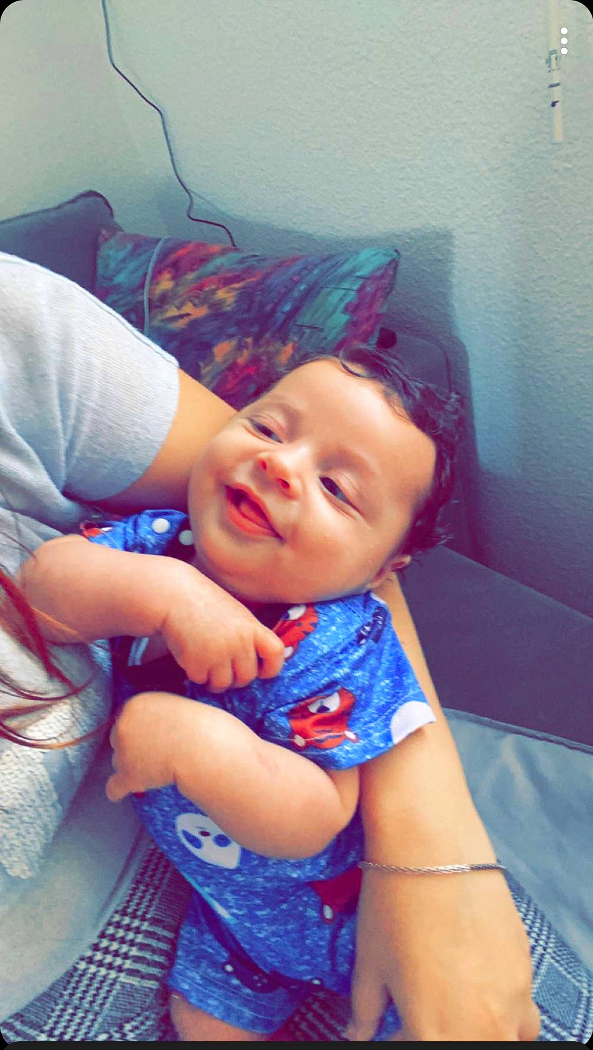 Kenzo participe au concours pour gagner de l'argent avec cette photo : baby, baby_toddler_clothing, blue, child, comfort, elbow, electric_blue, eye, fun, gesture, happy, lip, magenta, mouth, nose, person, purple, sitting, skin, smile