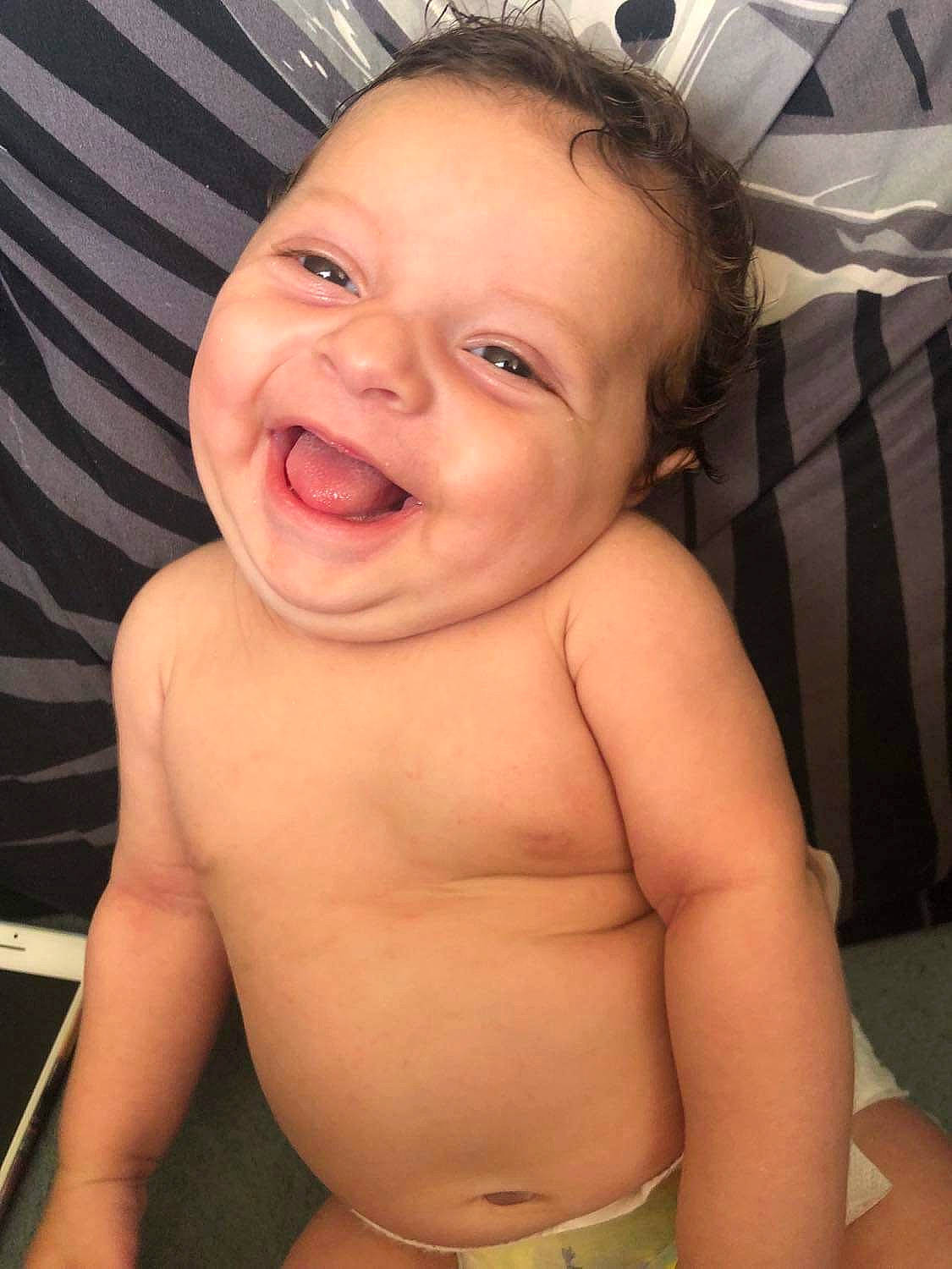 Kenzo participe au concours pour gagner de l'argent avec cette photo : arm, cheek, chin, eye, eyebrow, face, forehead, hair, hairstyle, hand, head, joy, lip, mouth, muscle, nose, organ, person, shoulder, skin