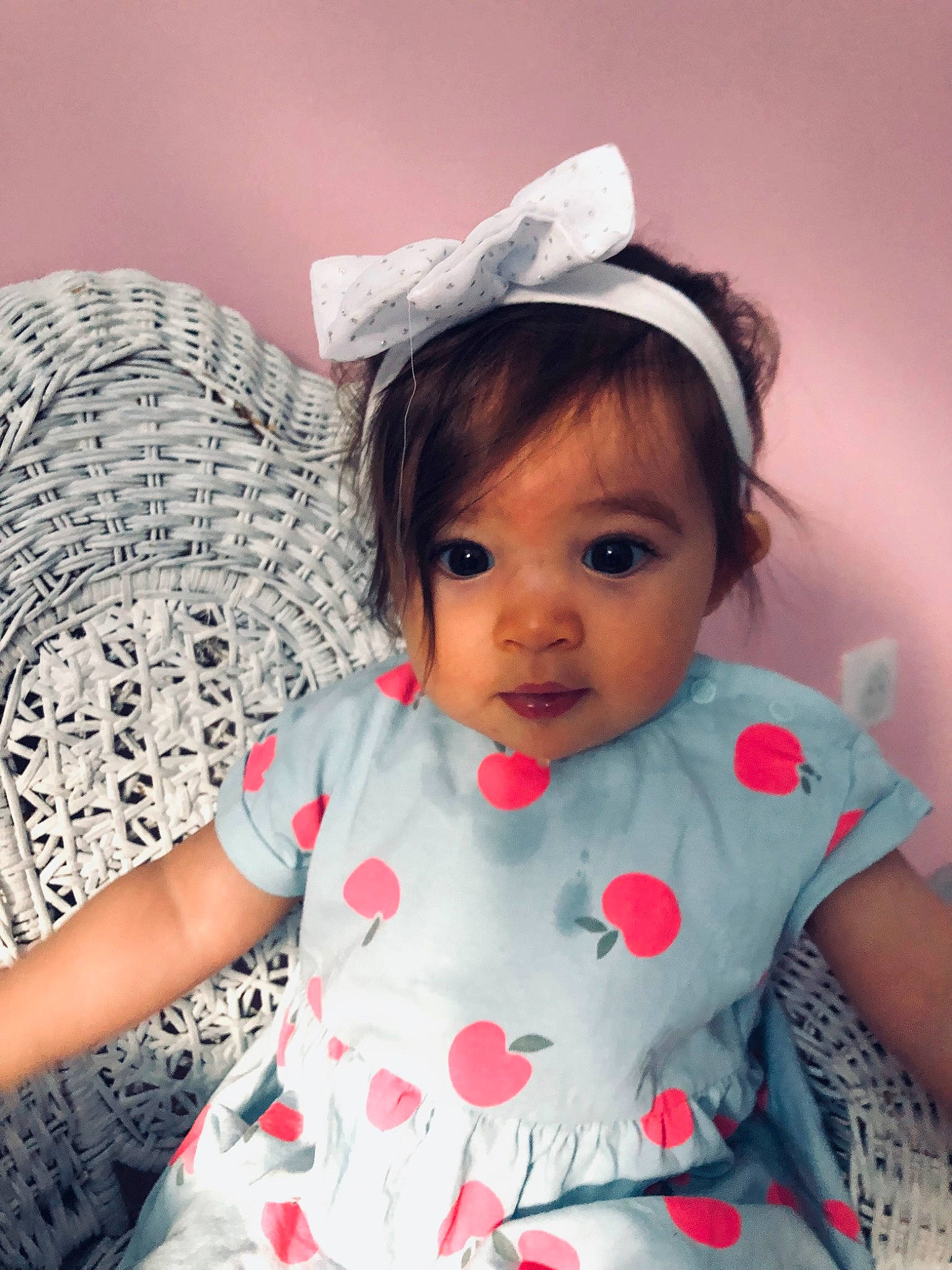 Emma a rejoint le concours — aidez-le/la à gagner de superbes lots ! baby_toddler_clothing, beauty, comfort, dress, eye, facial_expression, hair, happy, headgear, iris, lip, organ, outerwear, pattern, person, pink, skin, sleeve, textile, toddler