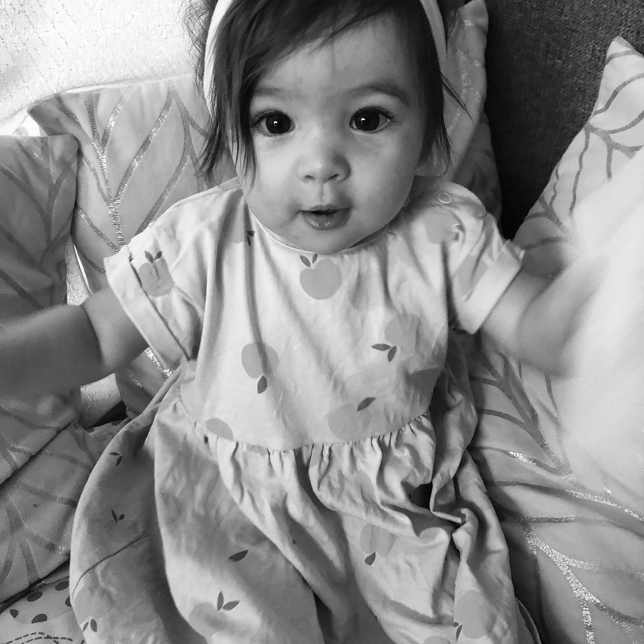 Emma participe au concours pour gagner de l'argent avec cette photo : arm, black, cheek, eye, eyebrow, face, hairstyle, hand, head, human_body, lip, mouth, neck, nose, organ, person, photograph, skin, sleeve, smile