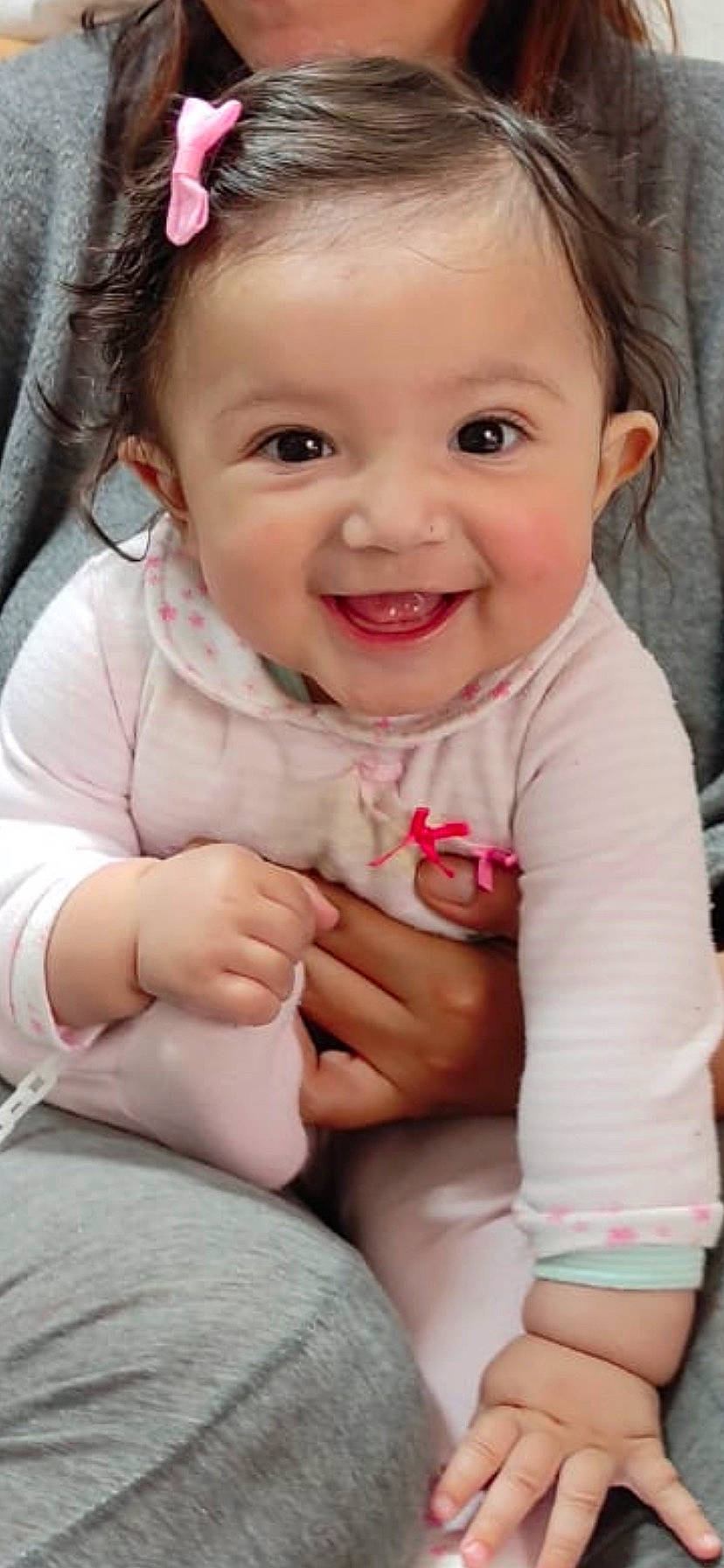 Déva participe au concours pour gagner de l'argent avec cette photo : arm, cheek, eye, eyebrow, eyelash, facial_expression, hand, happy, human, human_body, joy, lip, mouth, muscle, neck, nose, person, product, skin, sleeve