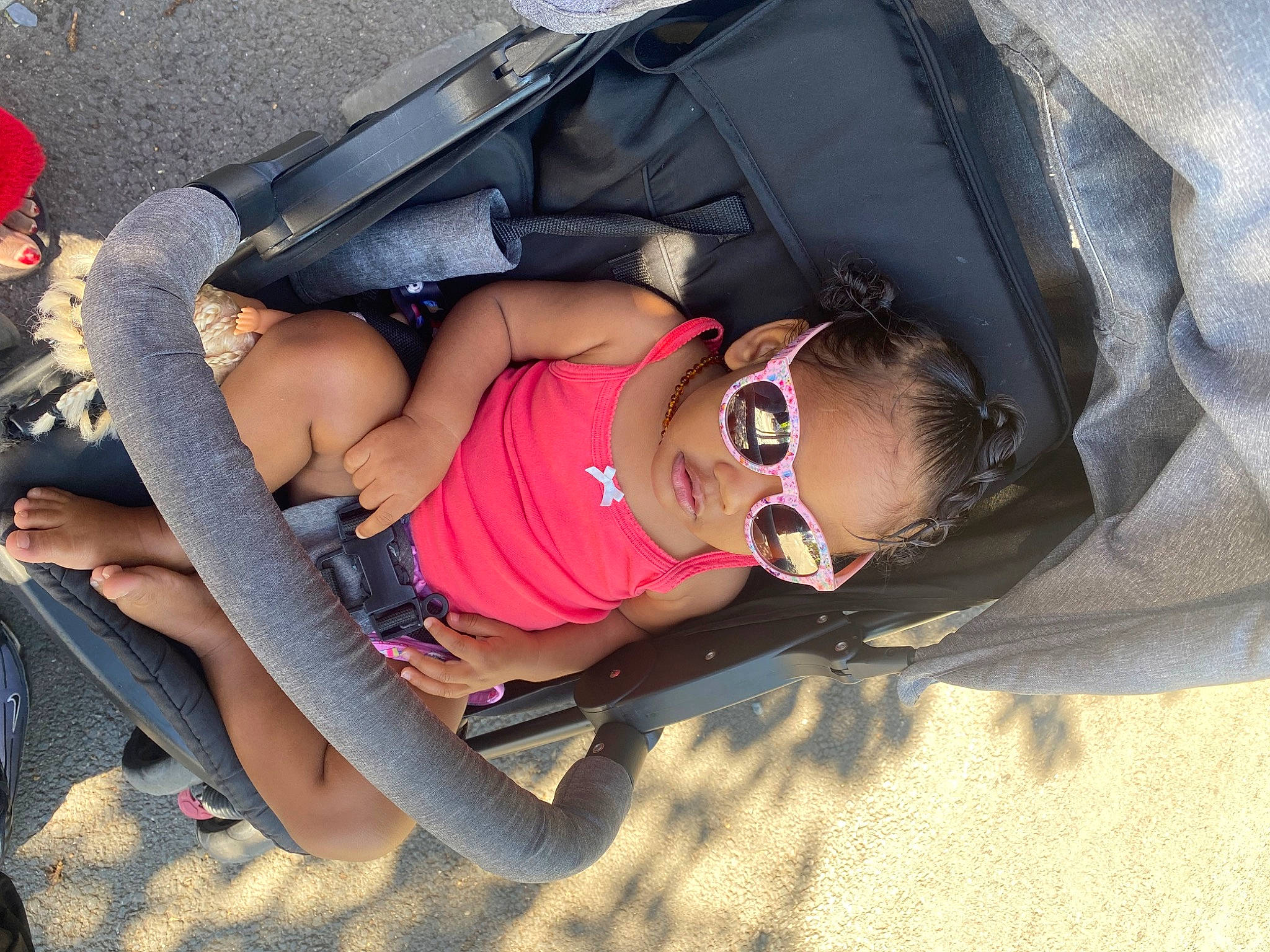 Mathilde a rejoint le concours — aidez-le/la à gagner de superbes lots ! auto_part, automotive_design, automotive_exterior, bumper, comfort, cool, eyewear, fun, goggles, human_leg, joint, knee, leg, motor_vehicle, mouth, person, shorts, smile, sunglasses, thigh