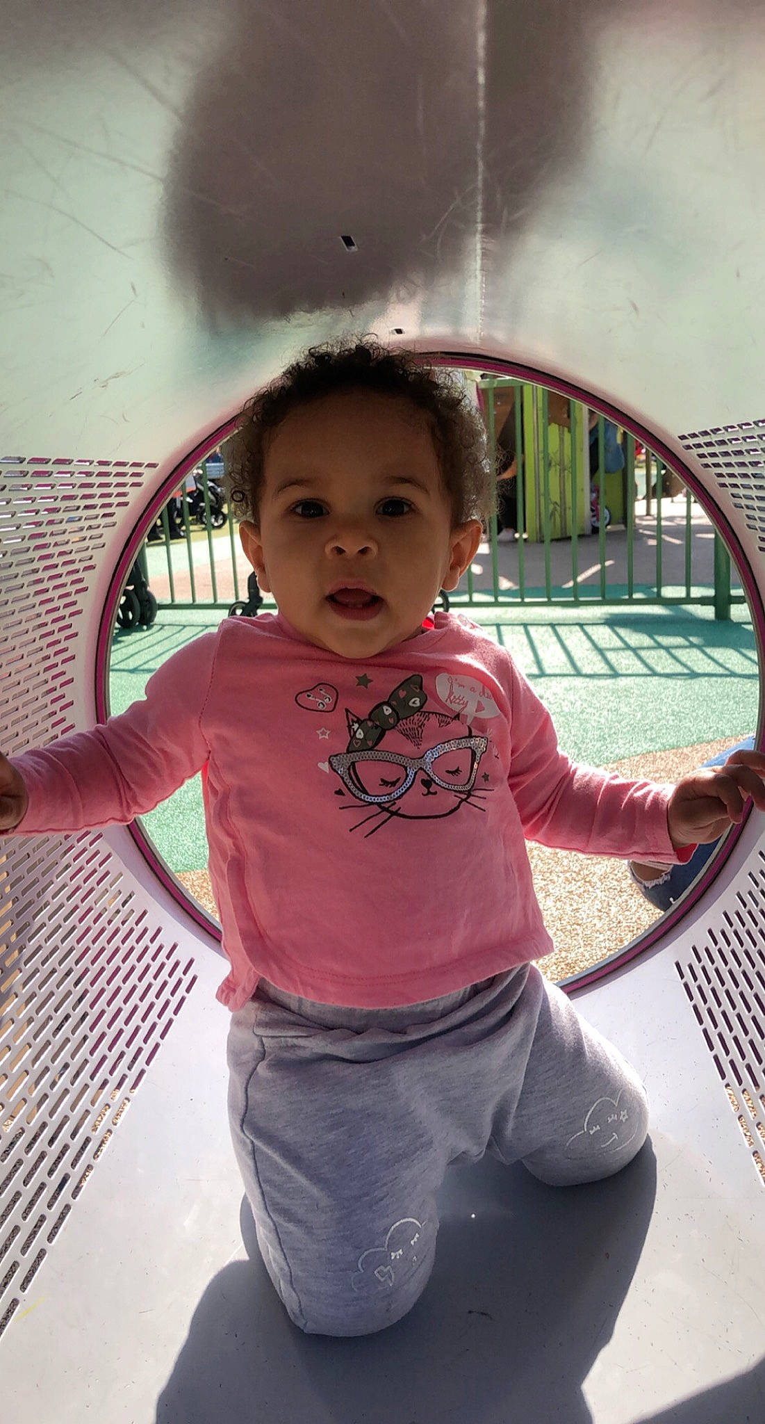 Rokia participe au concours pour gagner de l'argent avec cette photo : auto_part, baby, baby_toddler_clothing, child, circle, fun, happy, leisure, magenta, nose, person, recreation, reflection, sitting, skin, sleeve, t_shirt, toddler, vacation