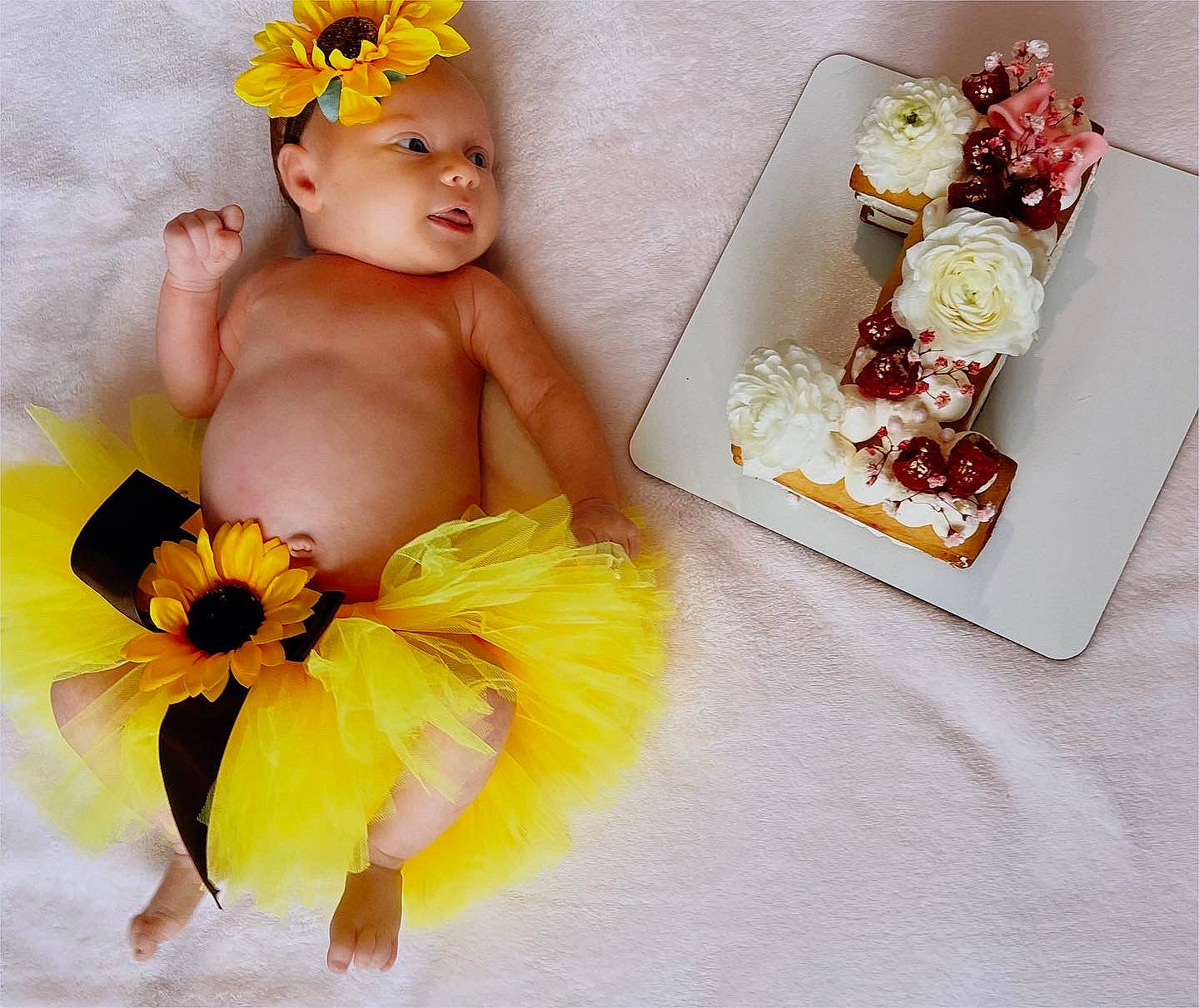 Céllia a rejoint le concours — aidez-le/la à gagner de superbes lots ! baby, baby_toddler_clothing, cut_flowers, event, fashion_accessory, flower, flowering_plant, font, happy, headband, headpiece, headwear, jewellery, orange, peach, person, petal, plant, recipe, rectangle