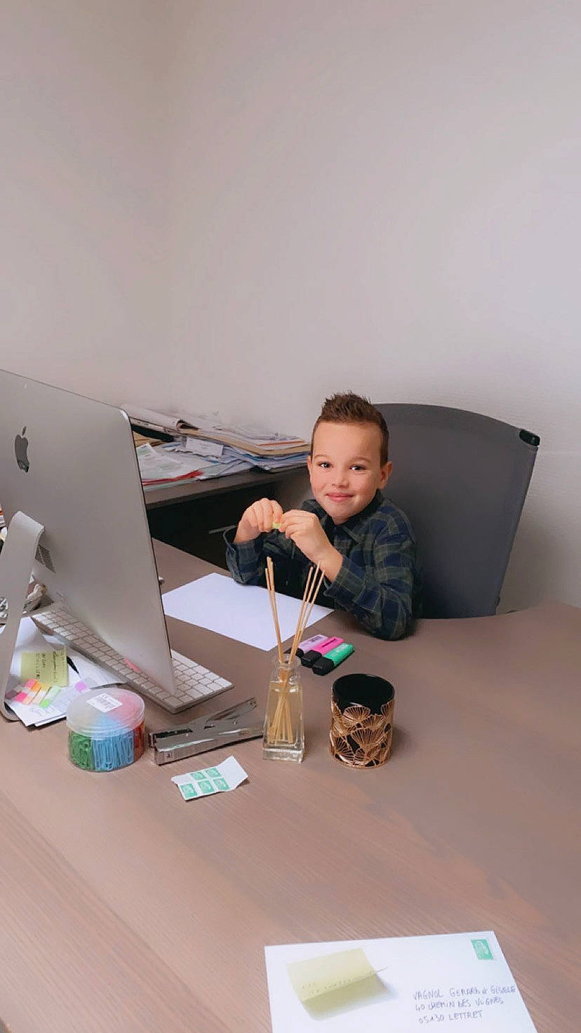 David A a rejoint le concours — aidez-le/la à gagner de superbes lots ! automotive_design, computer, computer_desk, computer_keyboard, computer_monitor, desk, electronic_device, flooring, fun, hardwood, input_device, joy, office_equipment, office_instrument, office_supplies, peripheral, person, personal_computer, sitting, table