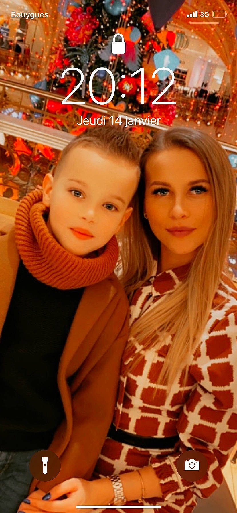 David participe au concours pour gagner de l'argent avec cette photo : beauty, chin, cool, eyebrow, eyelash, fashion_design, flash_photography, fun, hairstyle, happy, head, layered_hair, lip, long_hair, makeover, orange, outerwear, person, skin, smile