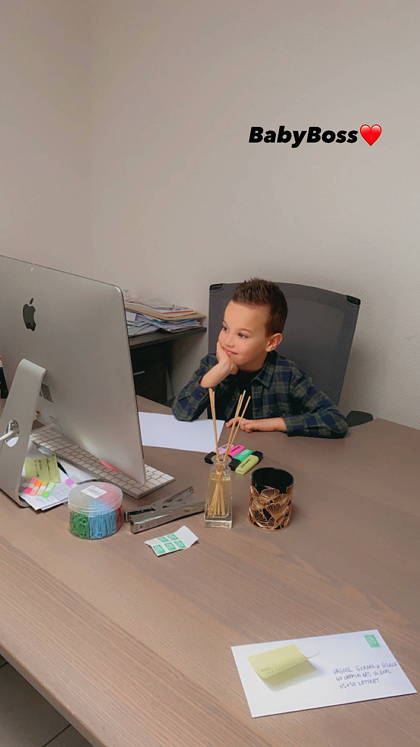 David a rejoint le concours — aidez-le/la à gagner de superbes lots ! automotive_design, child, computer, computer_desk, computer_monitor, desk, engineering, flooring, fun, input_device, job, office_equipment, office_instrument, peripheral, person, personal_computer, room, sitting, table, toddler