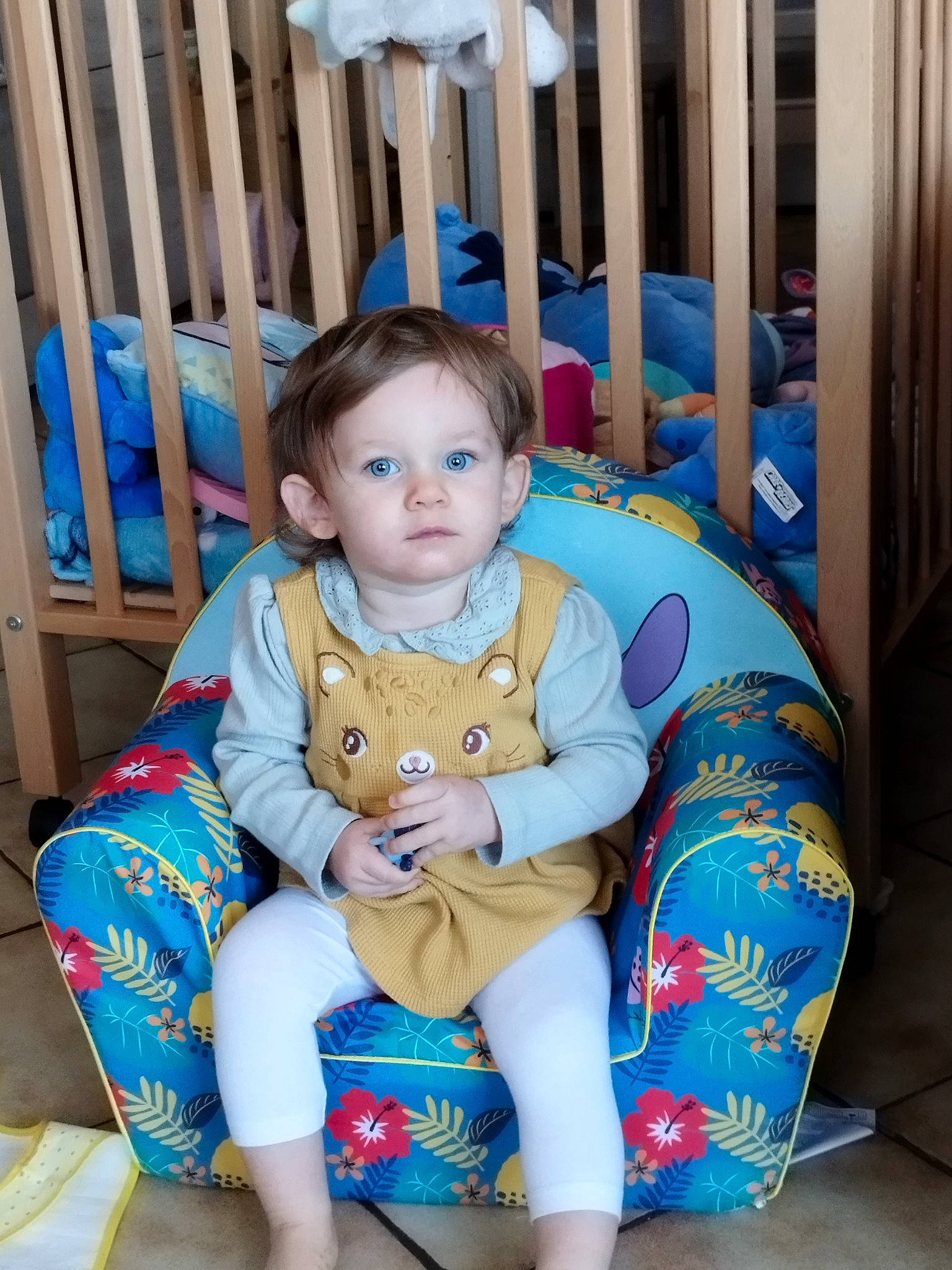 Enorah a rejoint le concours — aidez-le/la à gagner de superbes lots ! baby, baby_toddler_clothing, blue, chair, child, comfort, electric_blue, face, fence, flooring, fun, head, human_leg, lap, leisure, person, sitting, sleeve, thigh, toddler